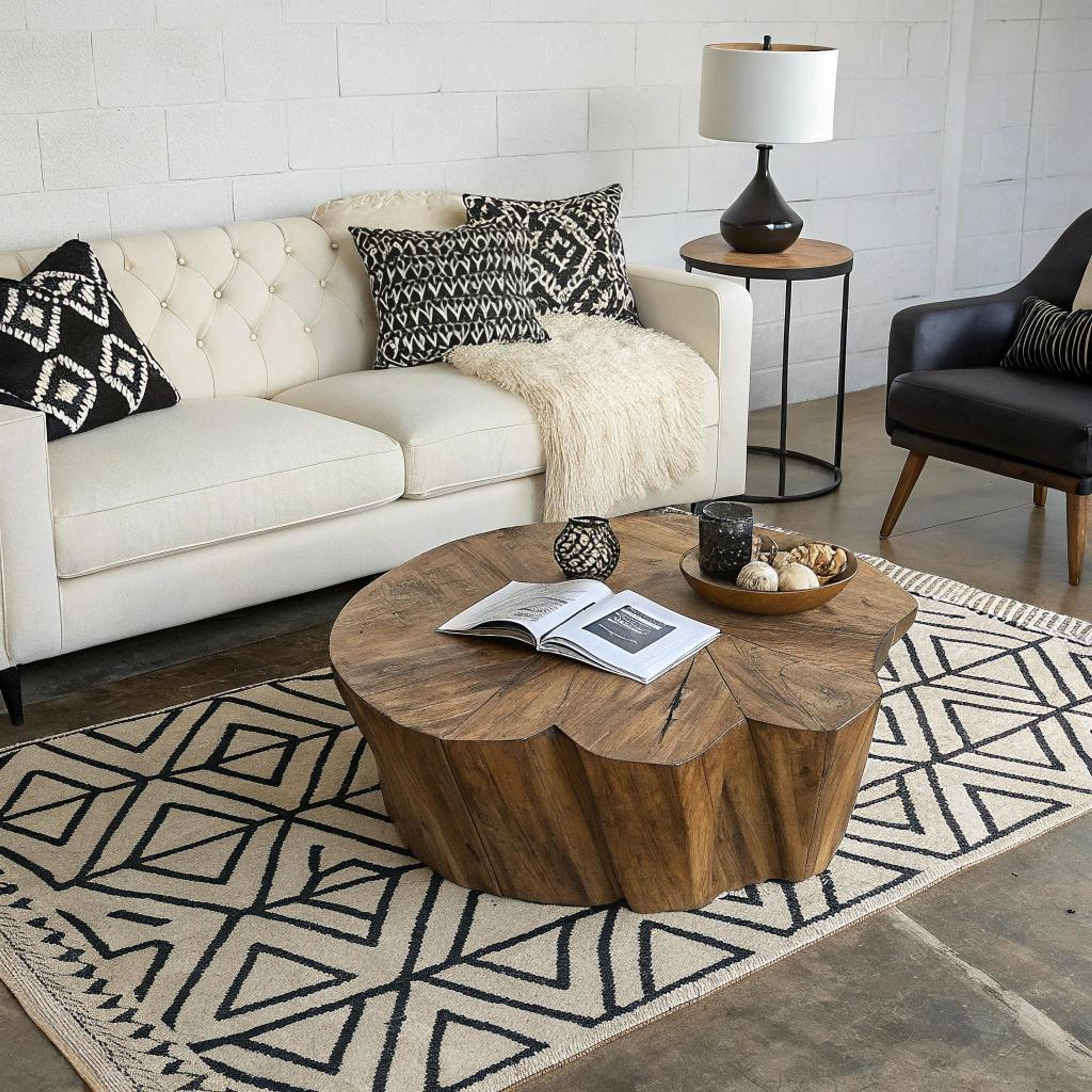 Geometrisch vloerkleed onder salontafel