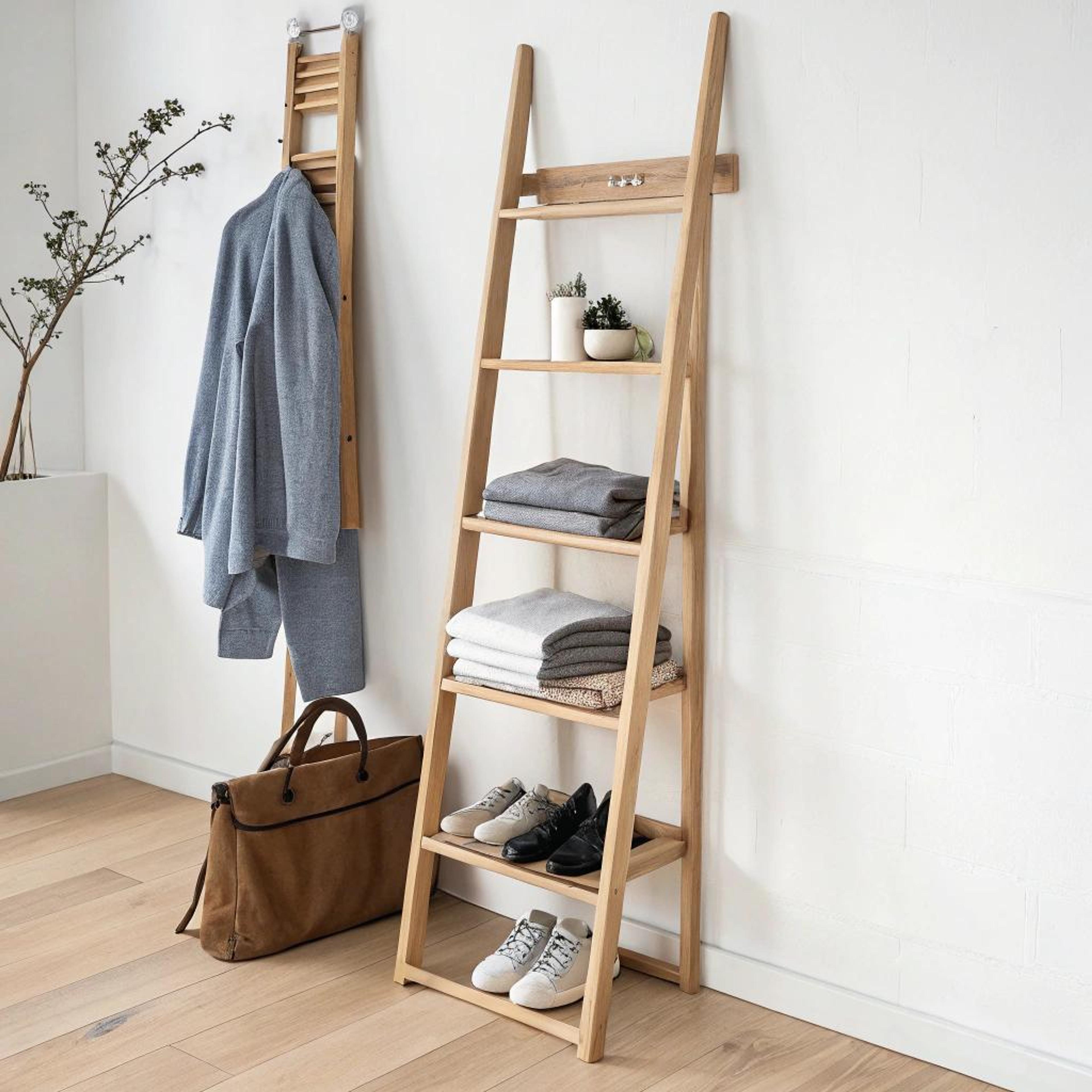 Lichte houttinten met handdoek ladder