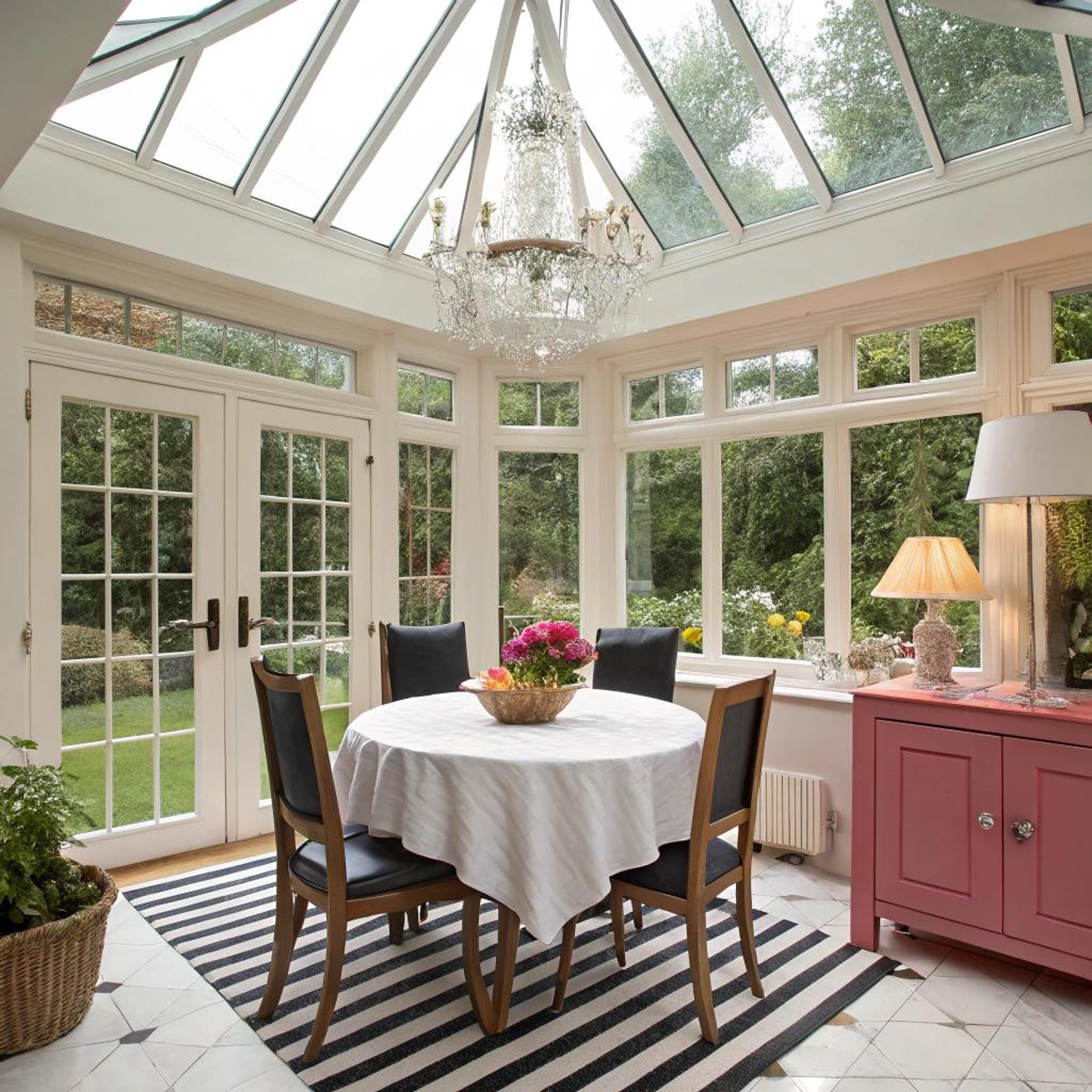 Kristallen kroonluchter en roze dressoir