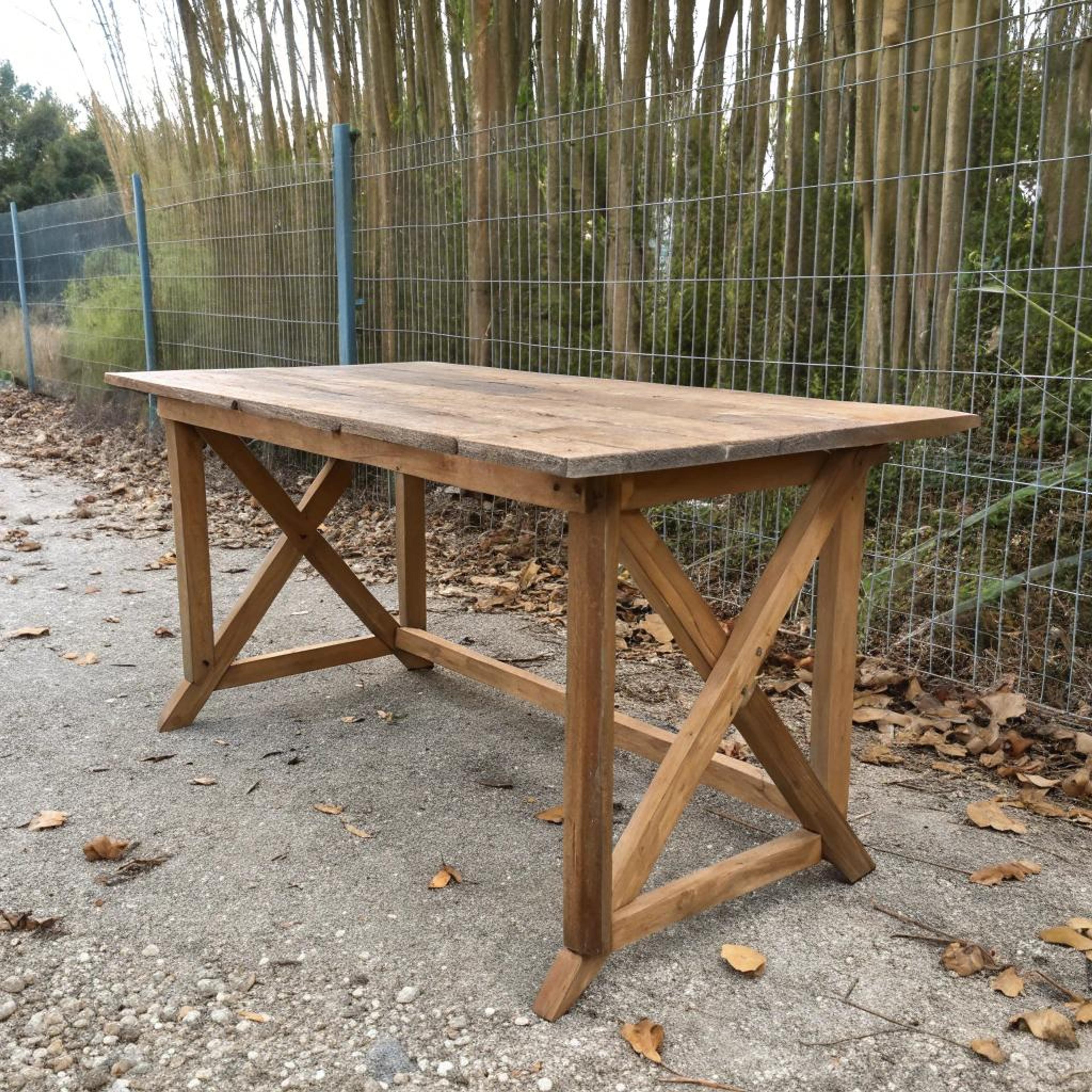 Schragen tafel tussen herfstblad