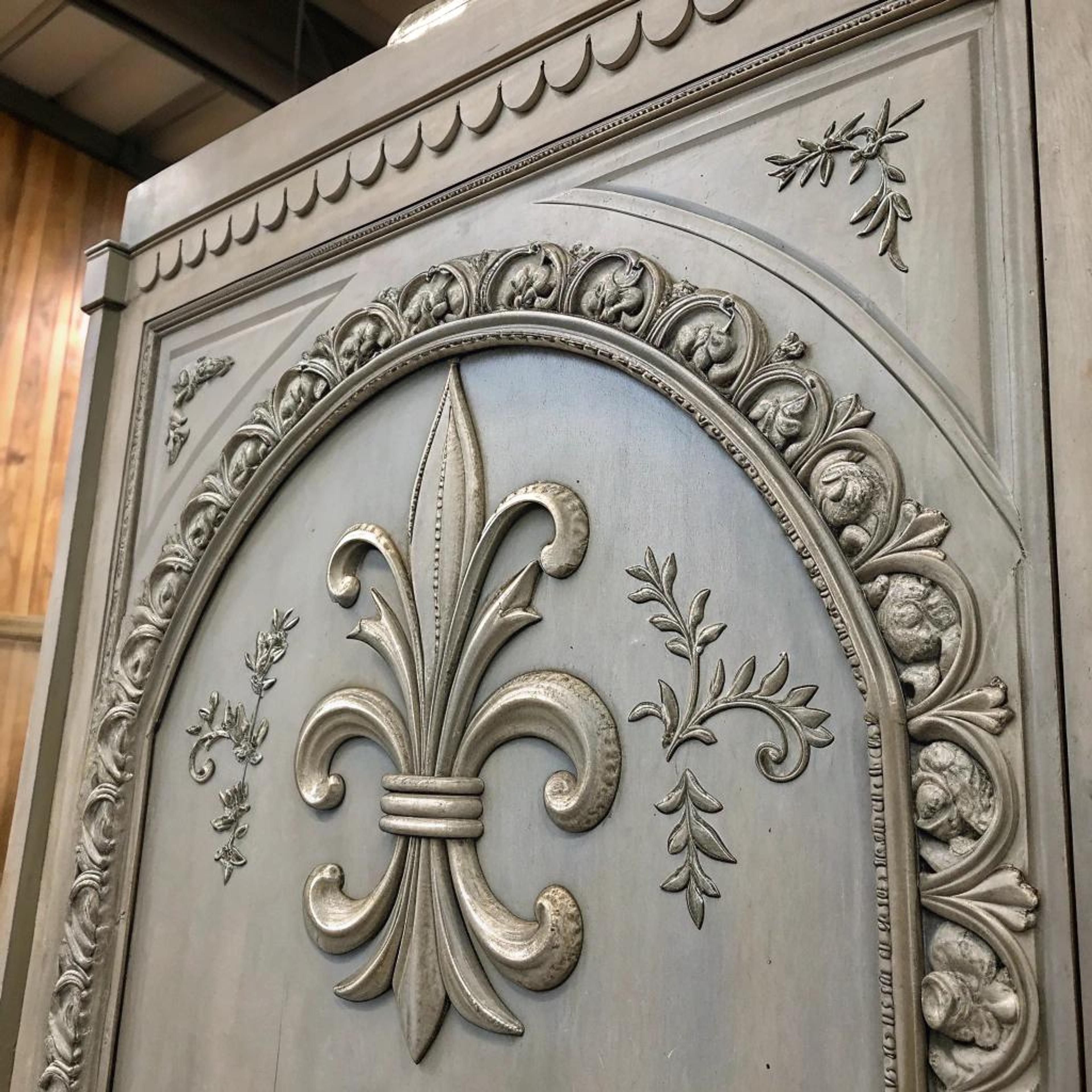 Regale details met fleur-de-lis