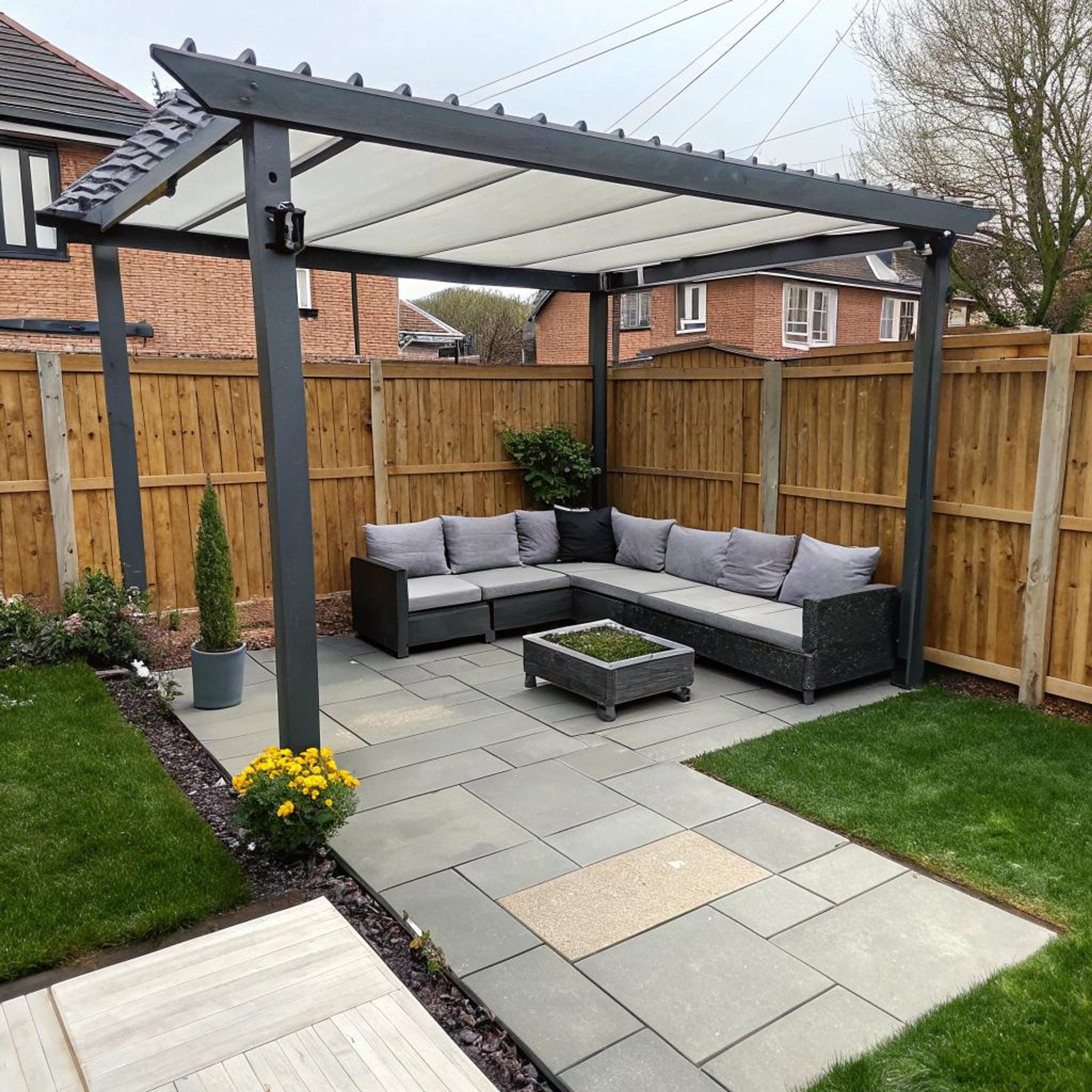 Moderne pergola met serene sfeer