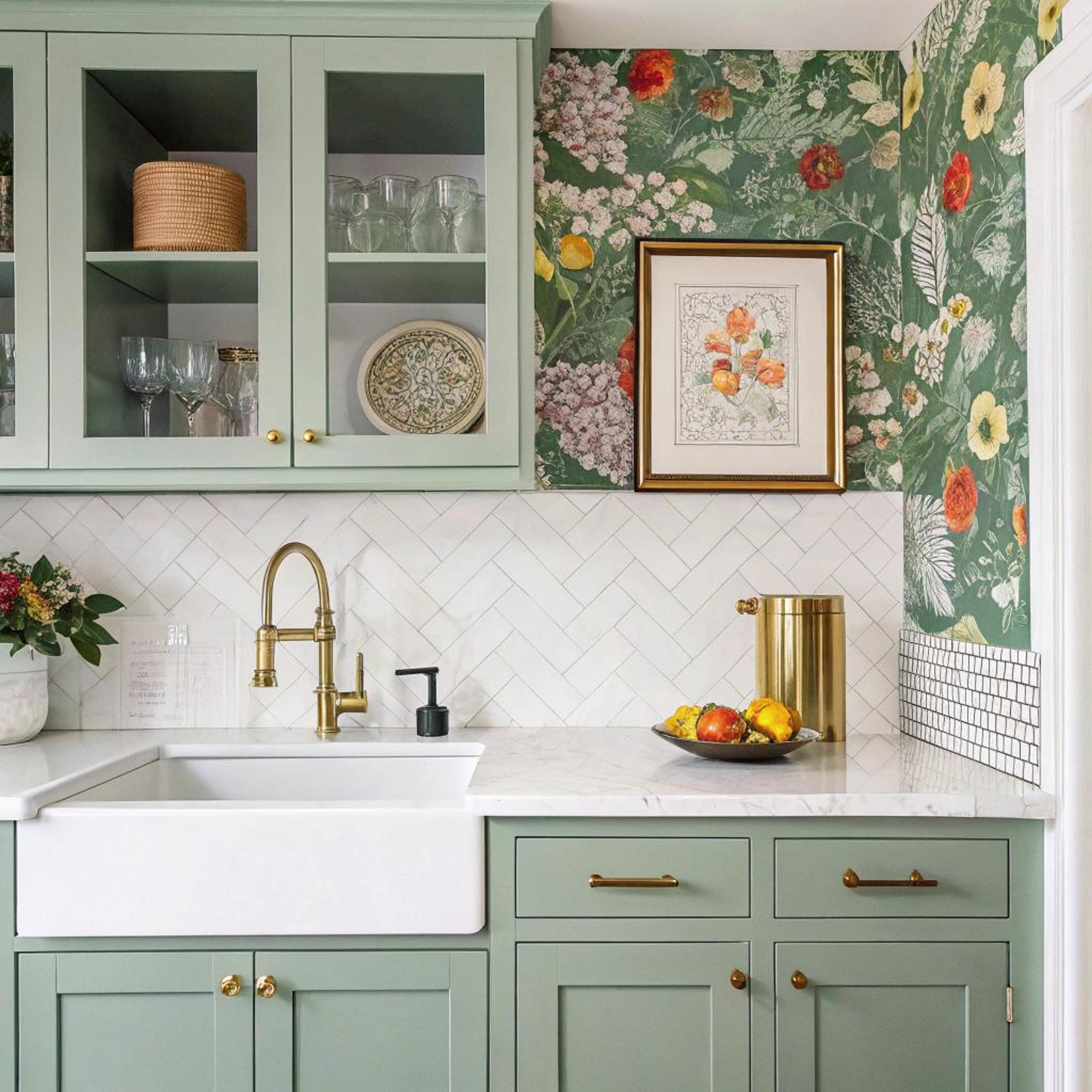 Bloemenbehang naast pastelgroen