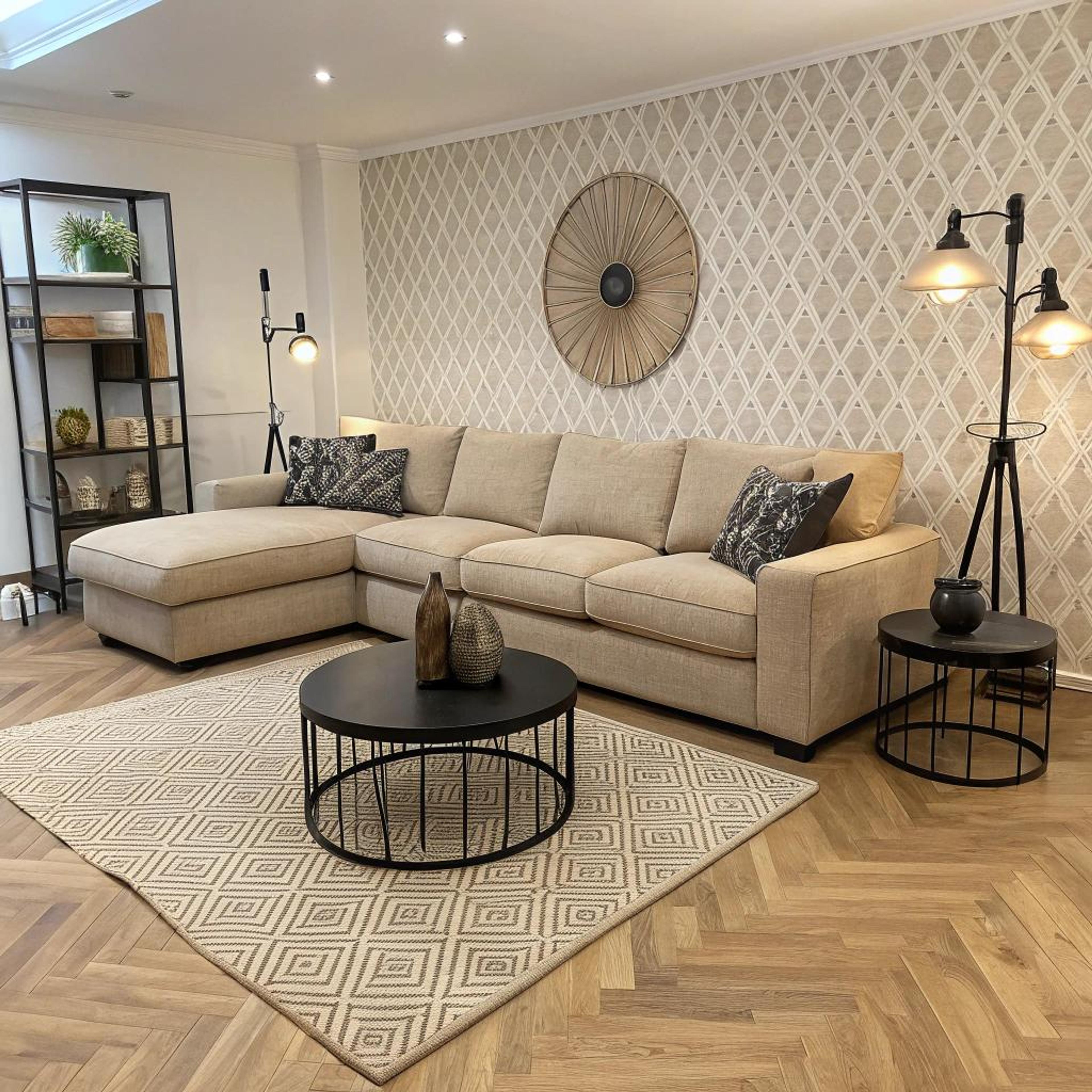 Geometrisch behang rondom hoekbank