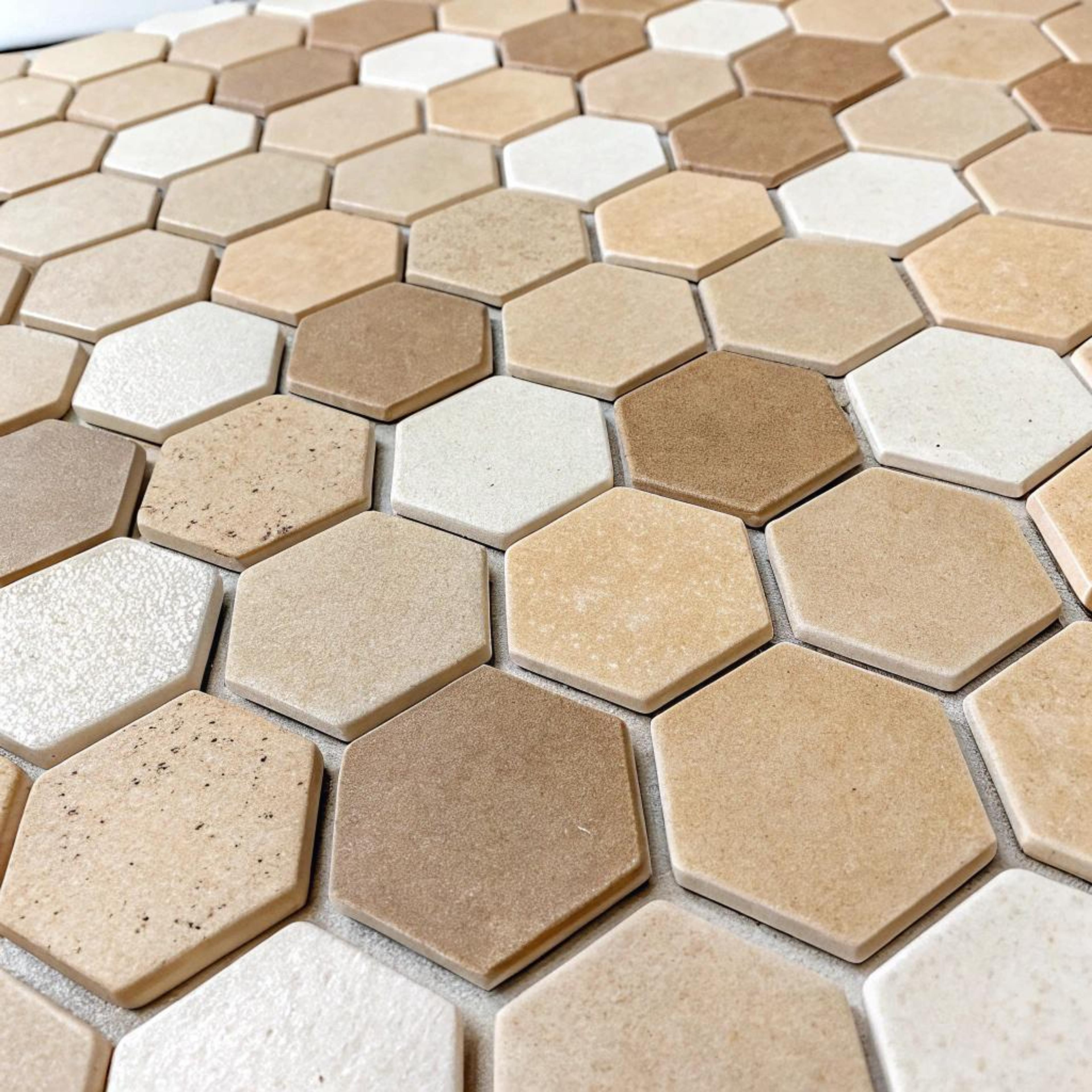 Warme mozaïekvloer met hexagons