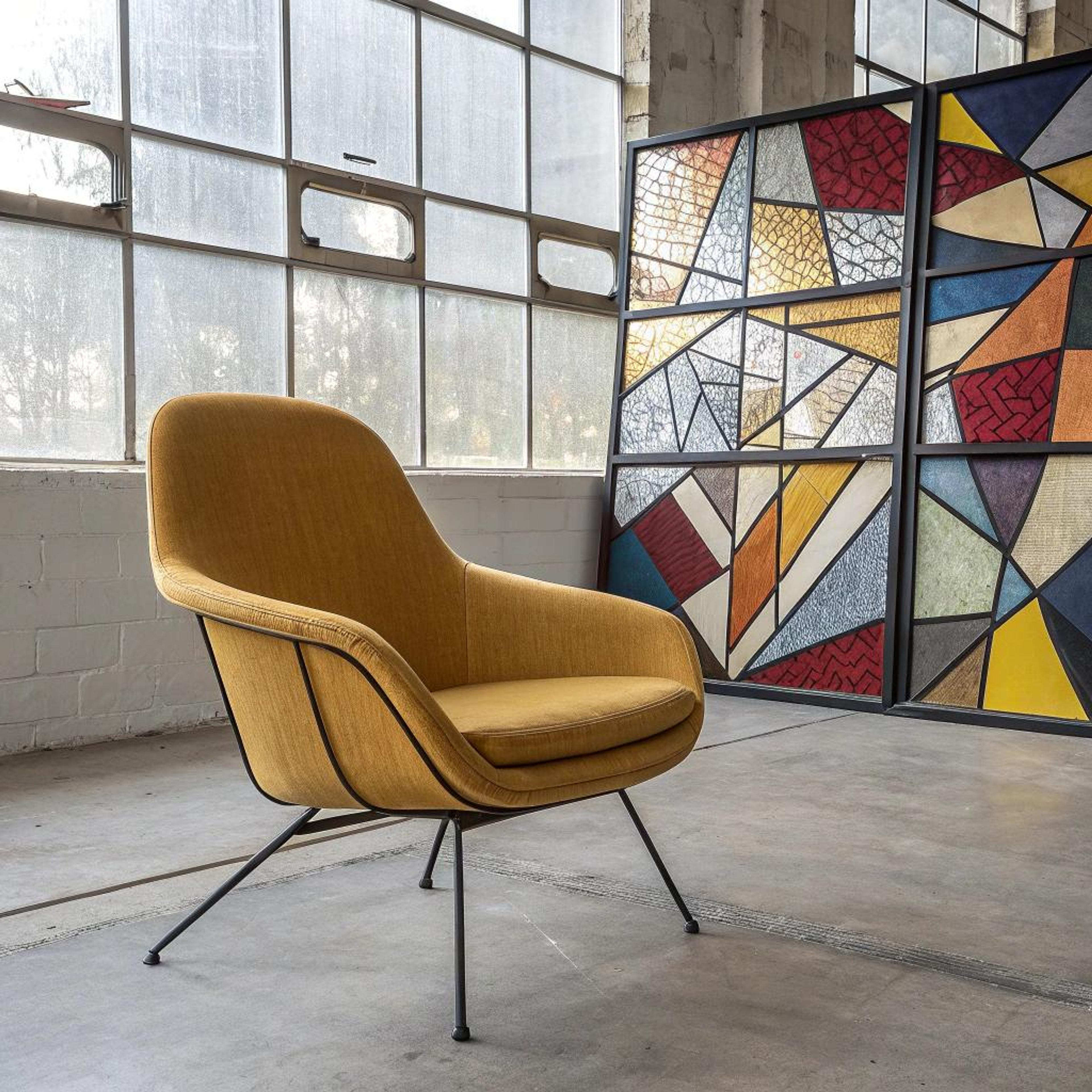 Mosterdgele draaifauteuil bij glas-in-lood