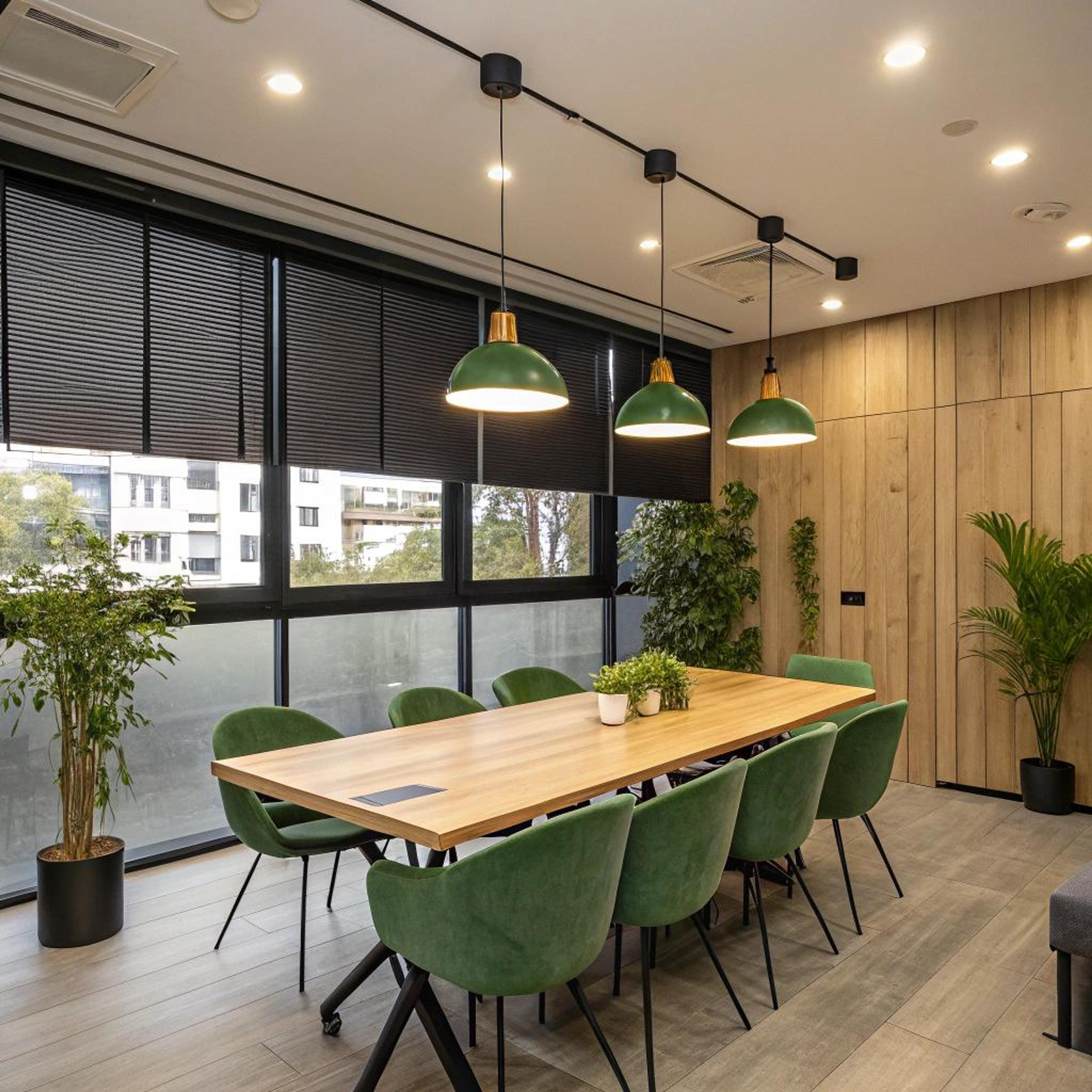 Groene stoelen als kleurrijk accent