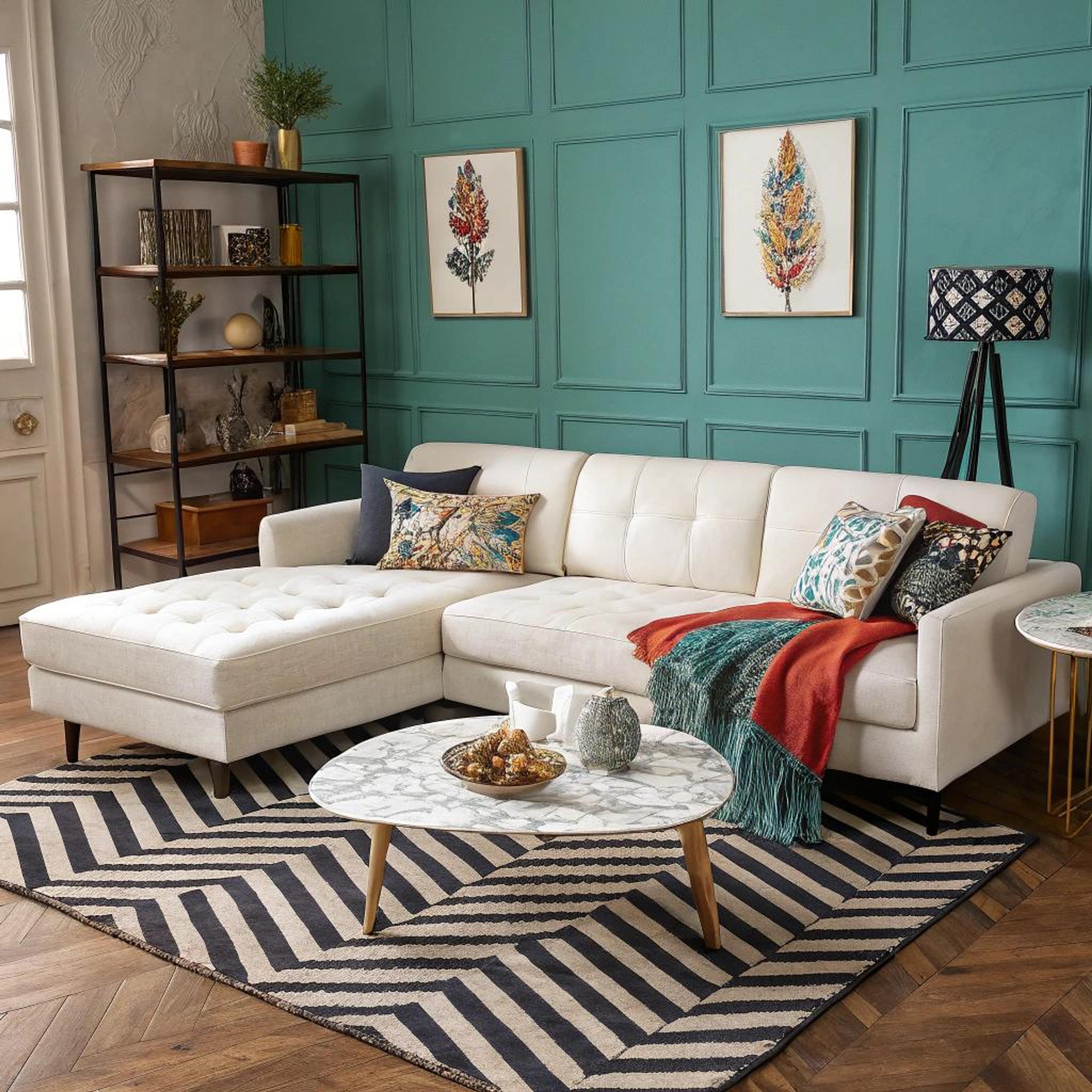 Teal muur met sierlijsten