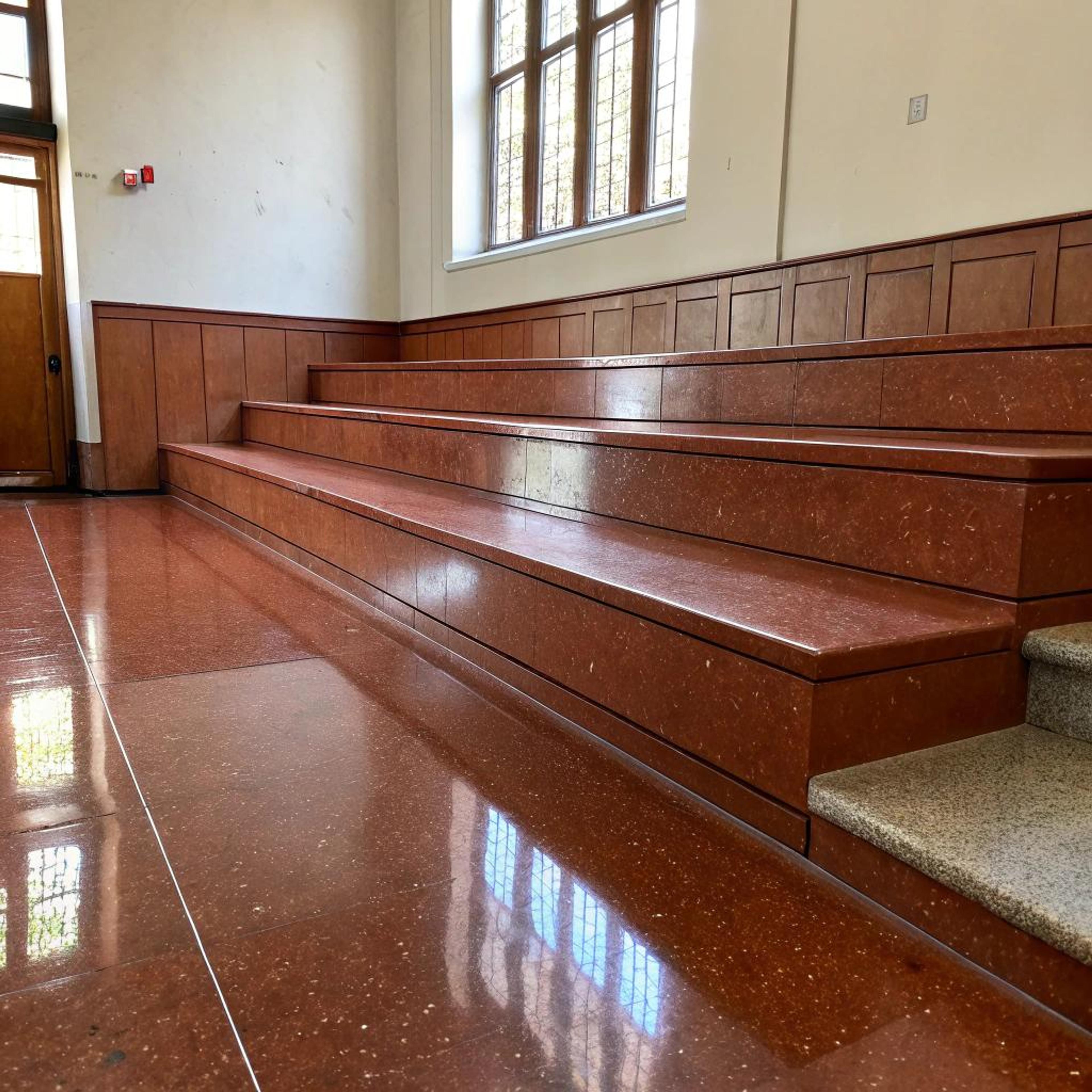 Glanzende traptreden bij Tadelakt