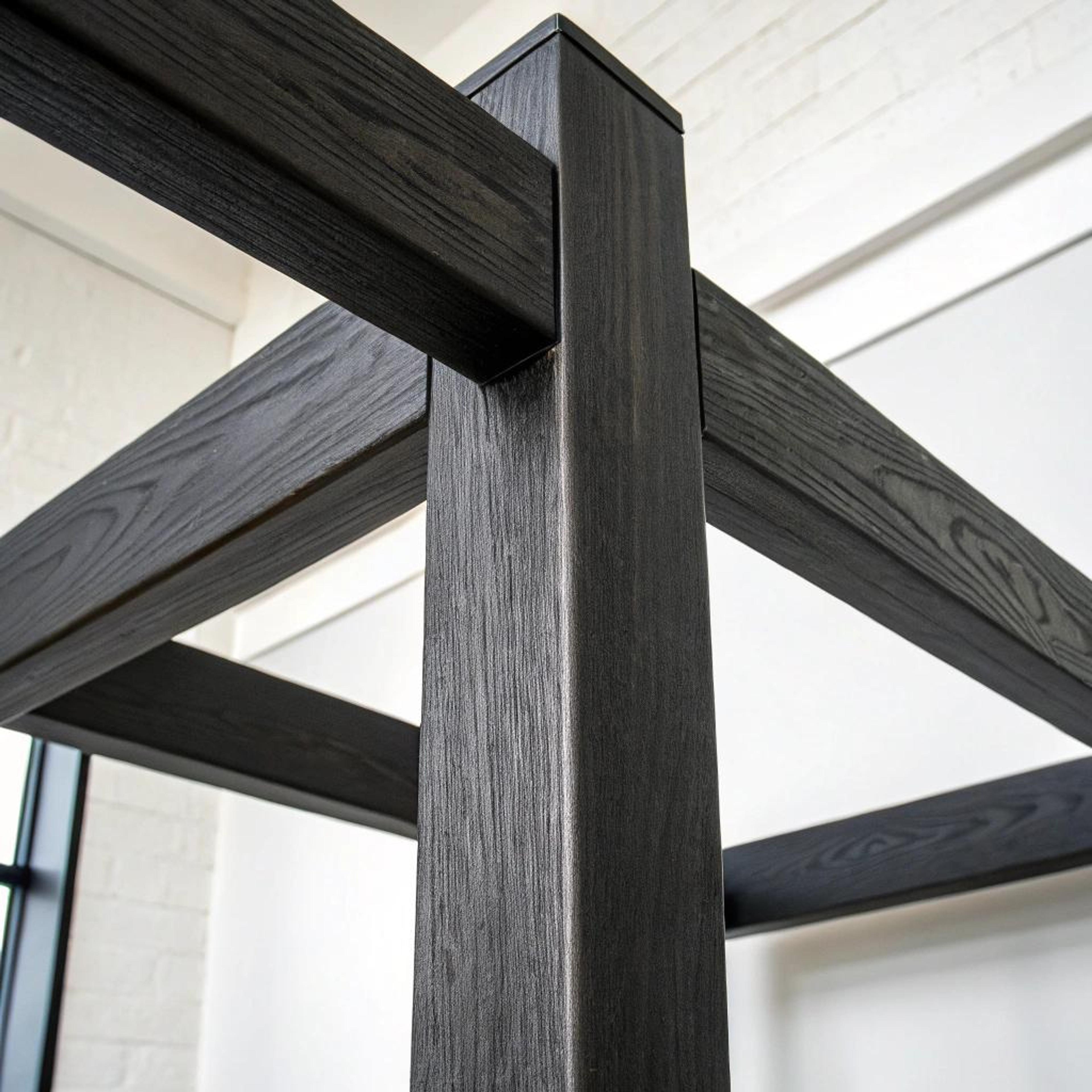 Diepte door donker hout