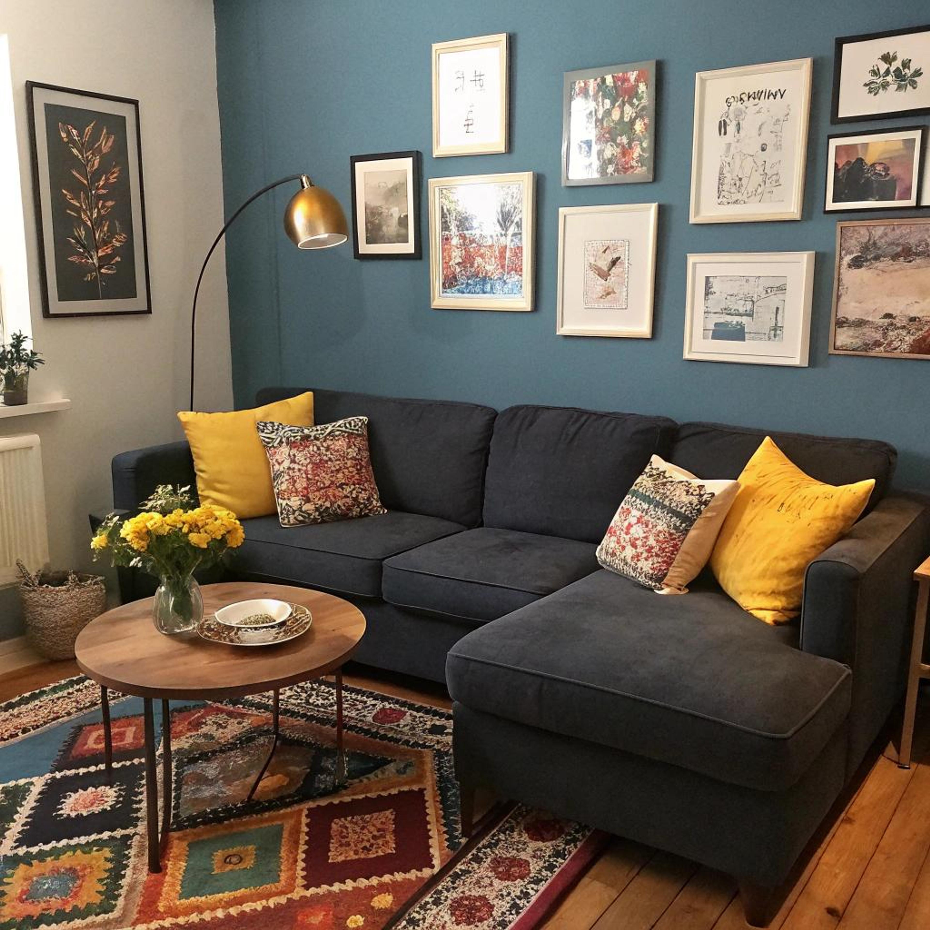 Eclectische muur vol kunst