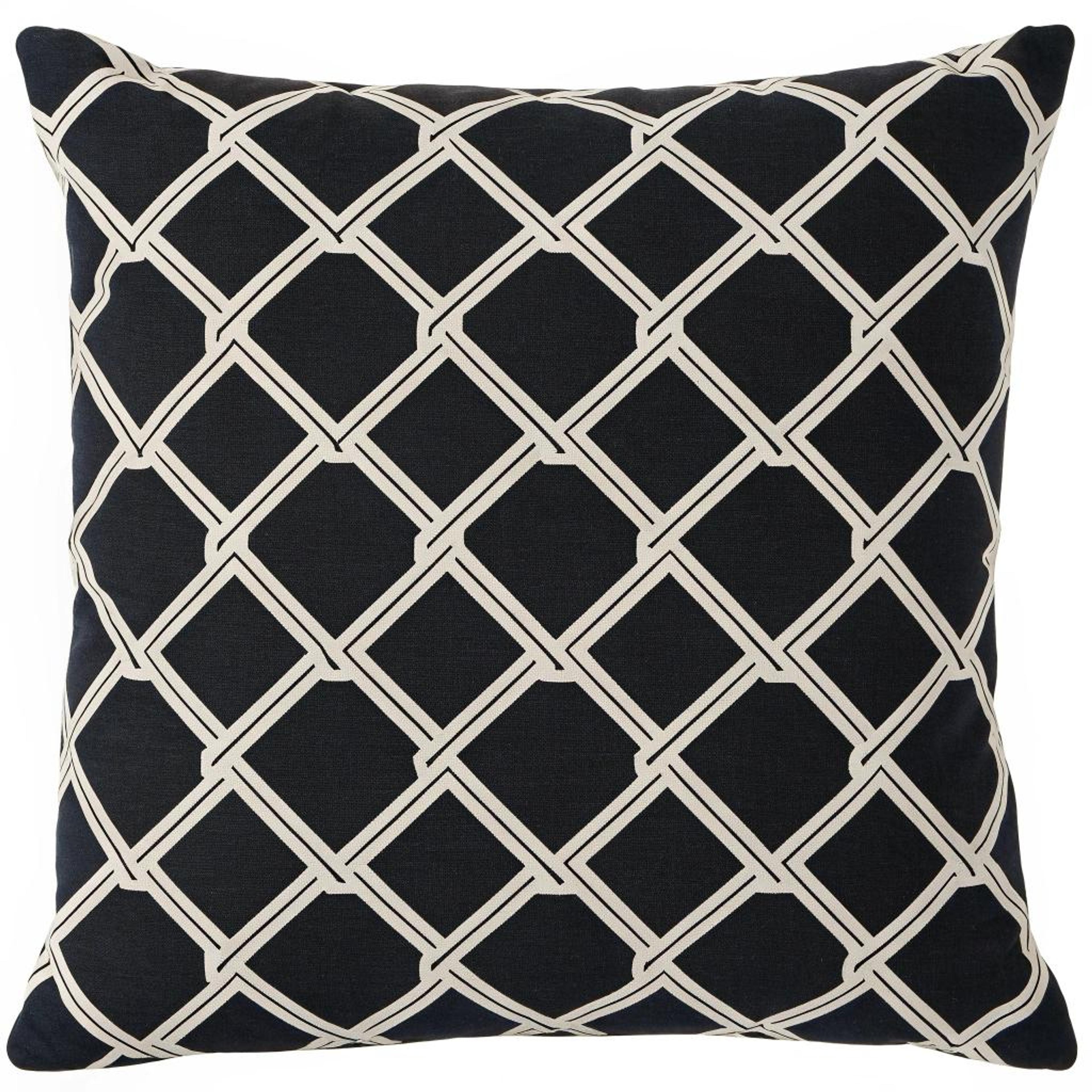 Zwart vlechtwerk op sierkussen