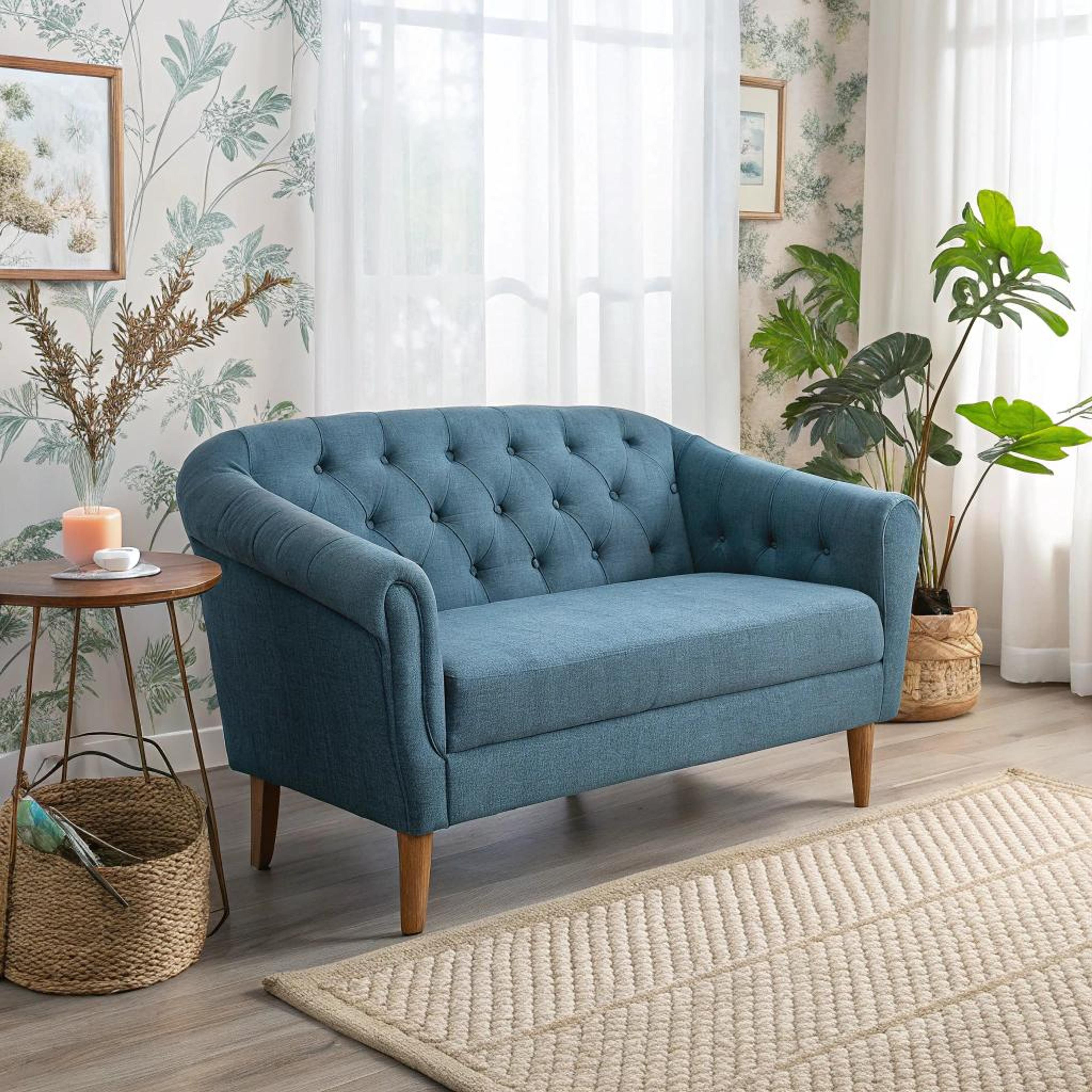 Blauw zitbankje in botanisch hoekje