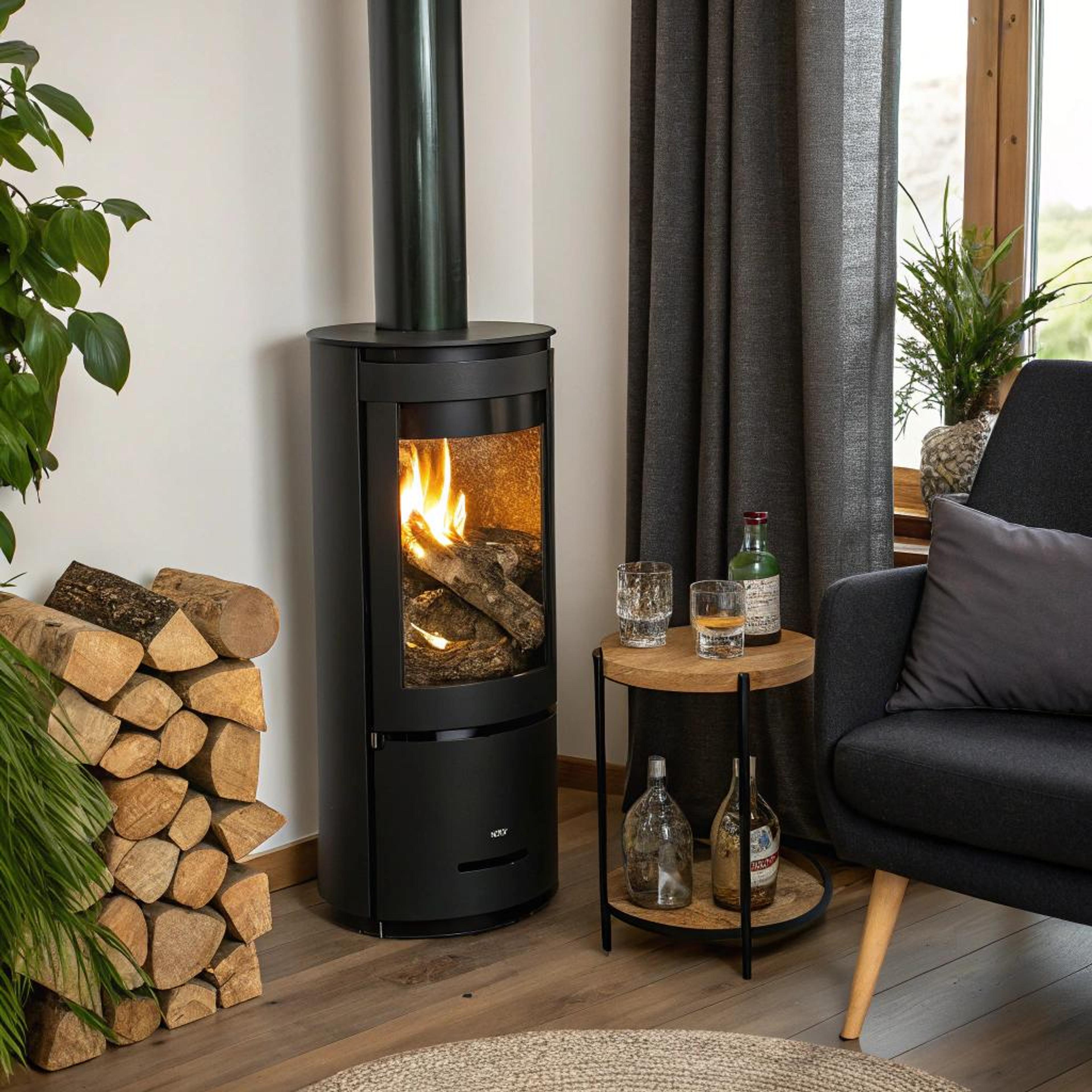Houten bijzettafel naast haard