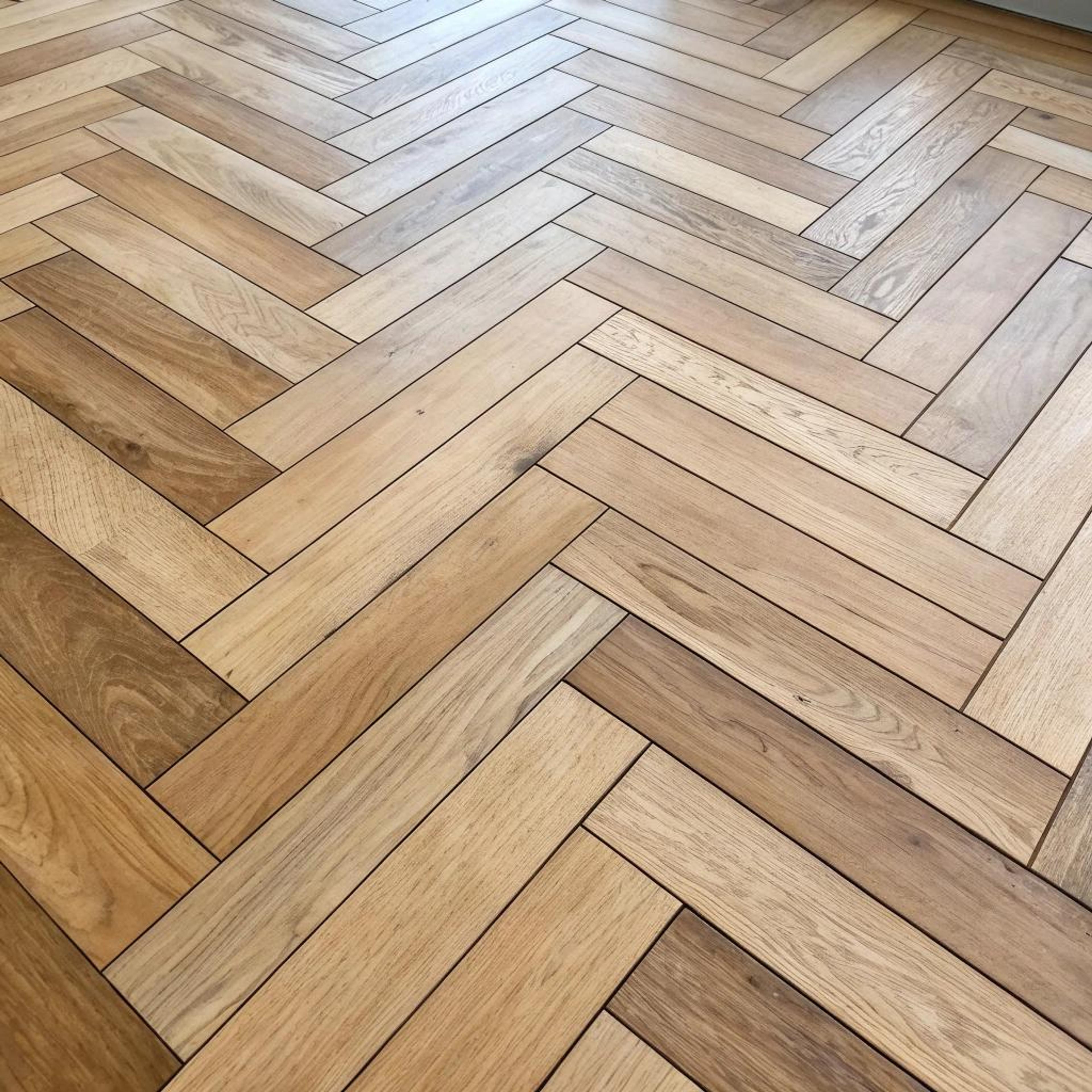 Dynamisch visgraat met houttinten