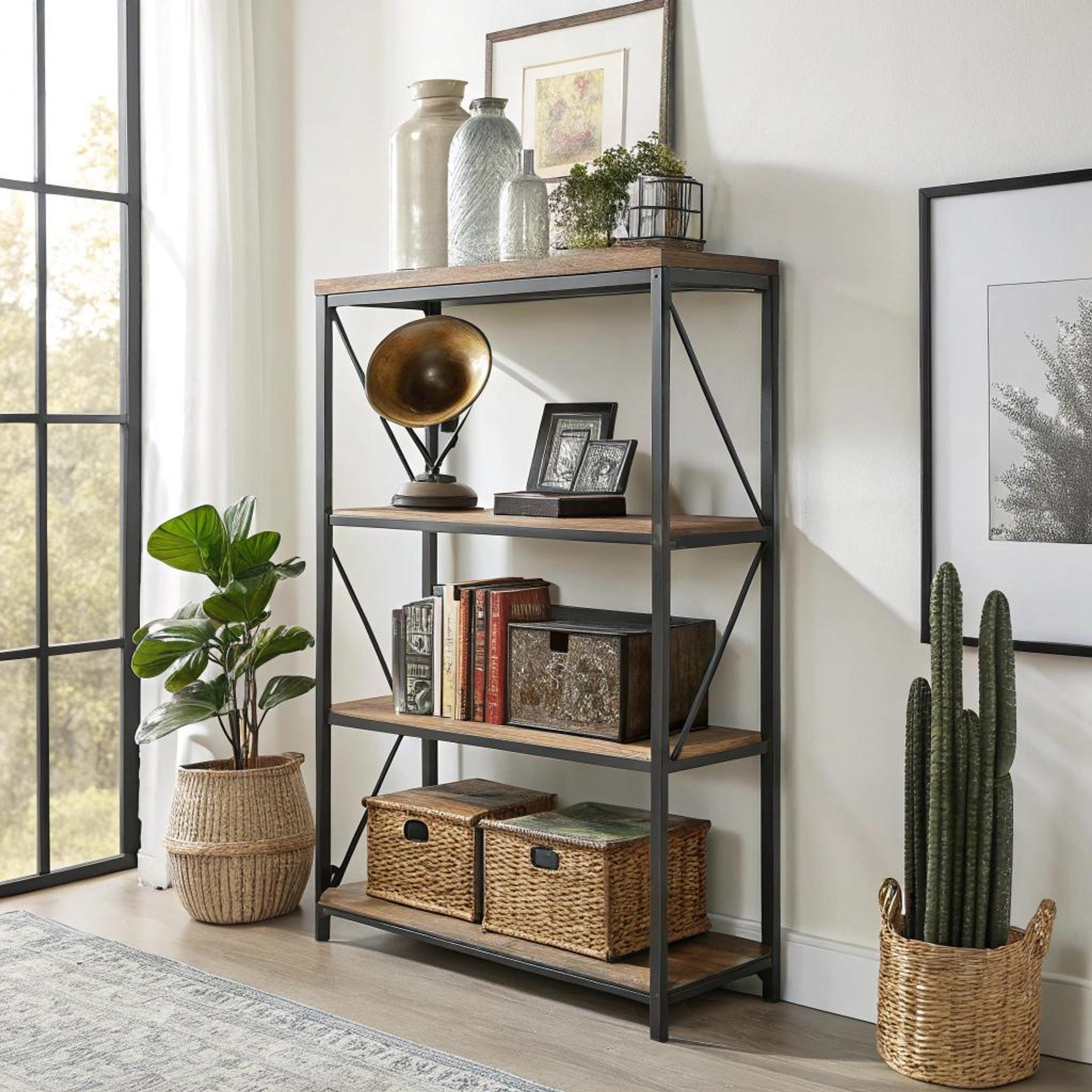 Eclectische etagère met vintage items