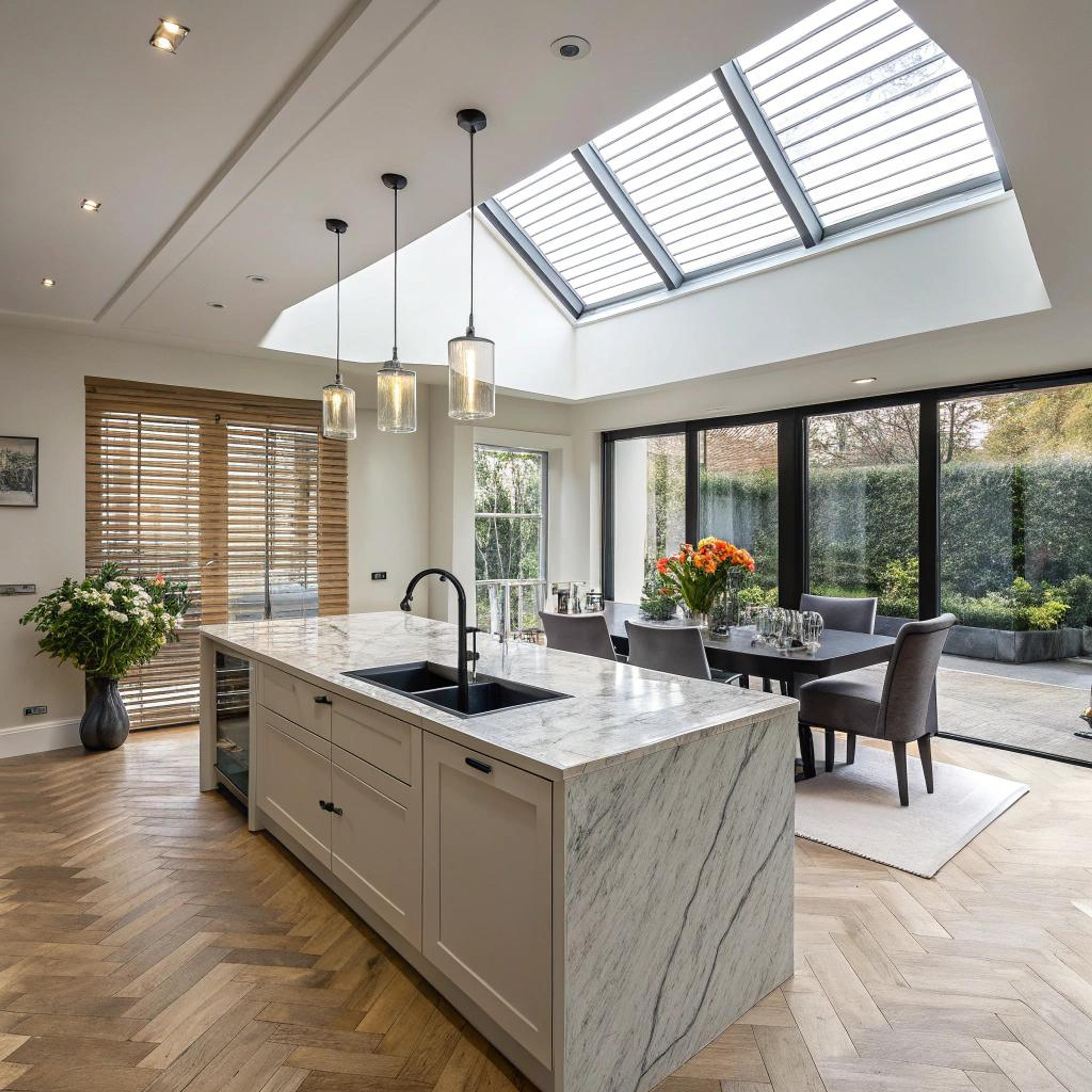 Lichtinval boven taupe keuken