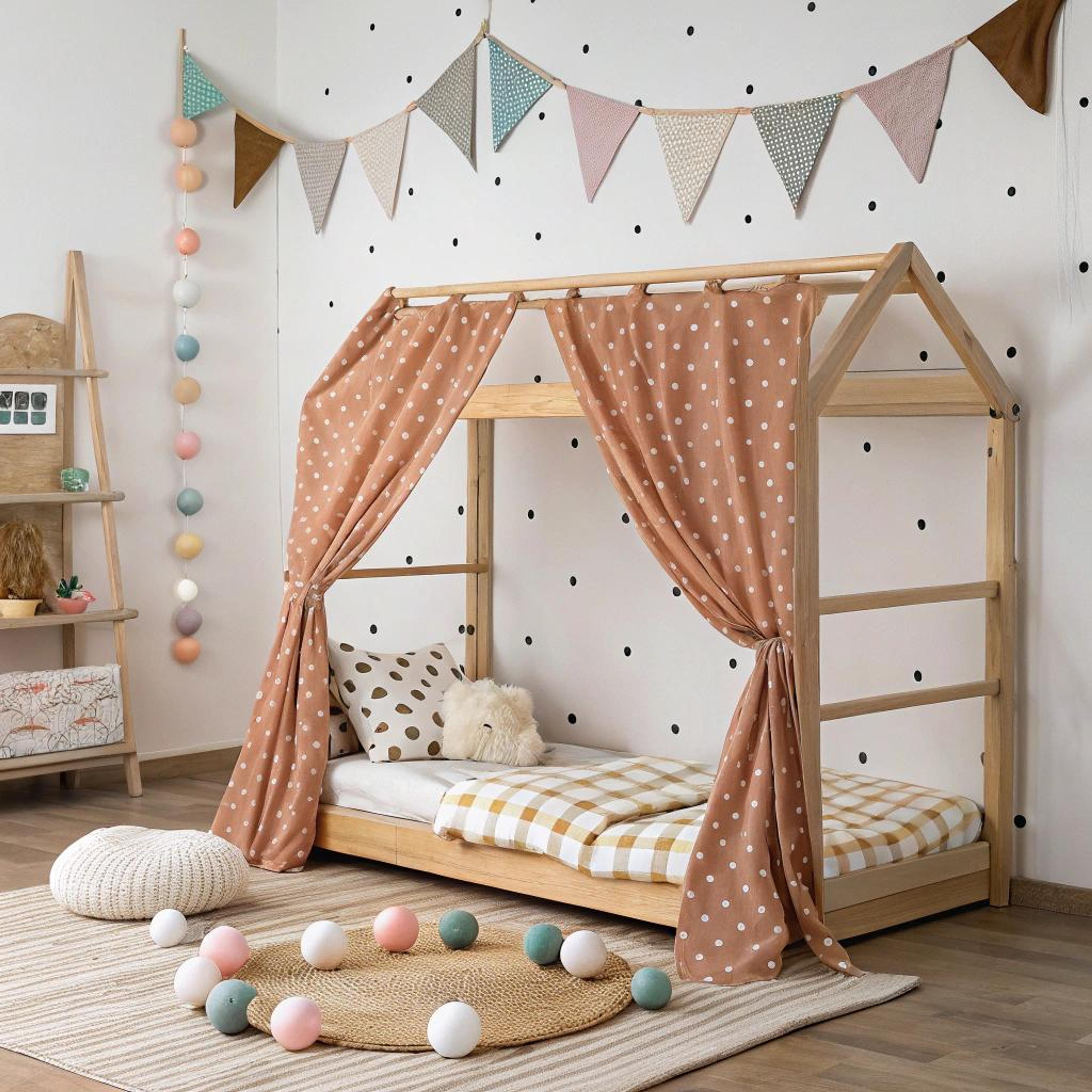 Speels hemelbed met stippen