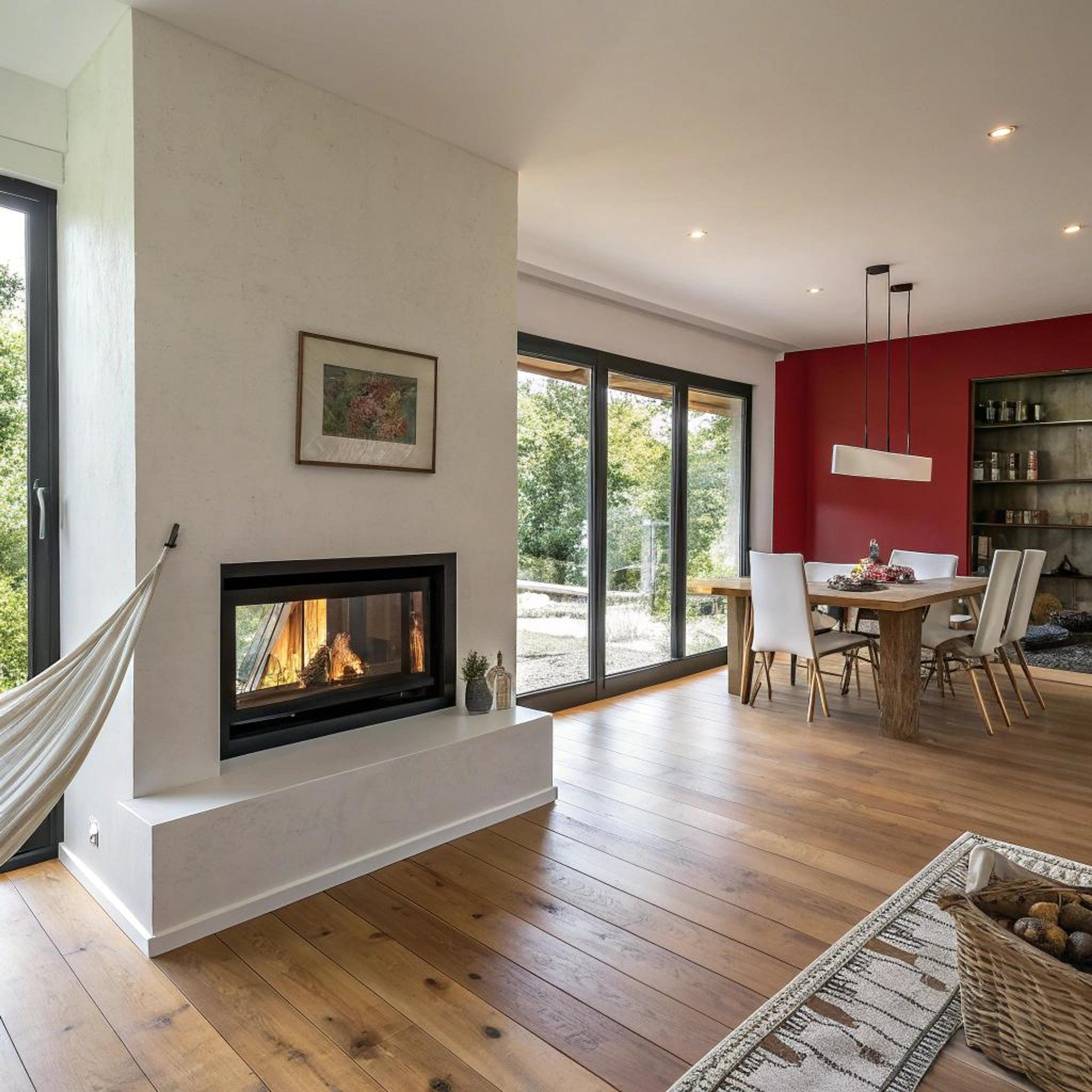 Rode accentmuur bij doorkijkhaard