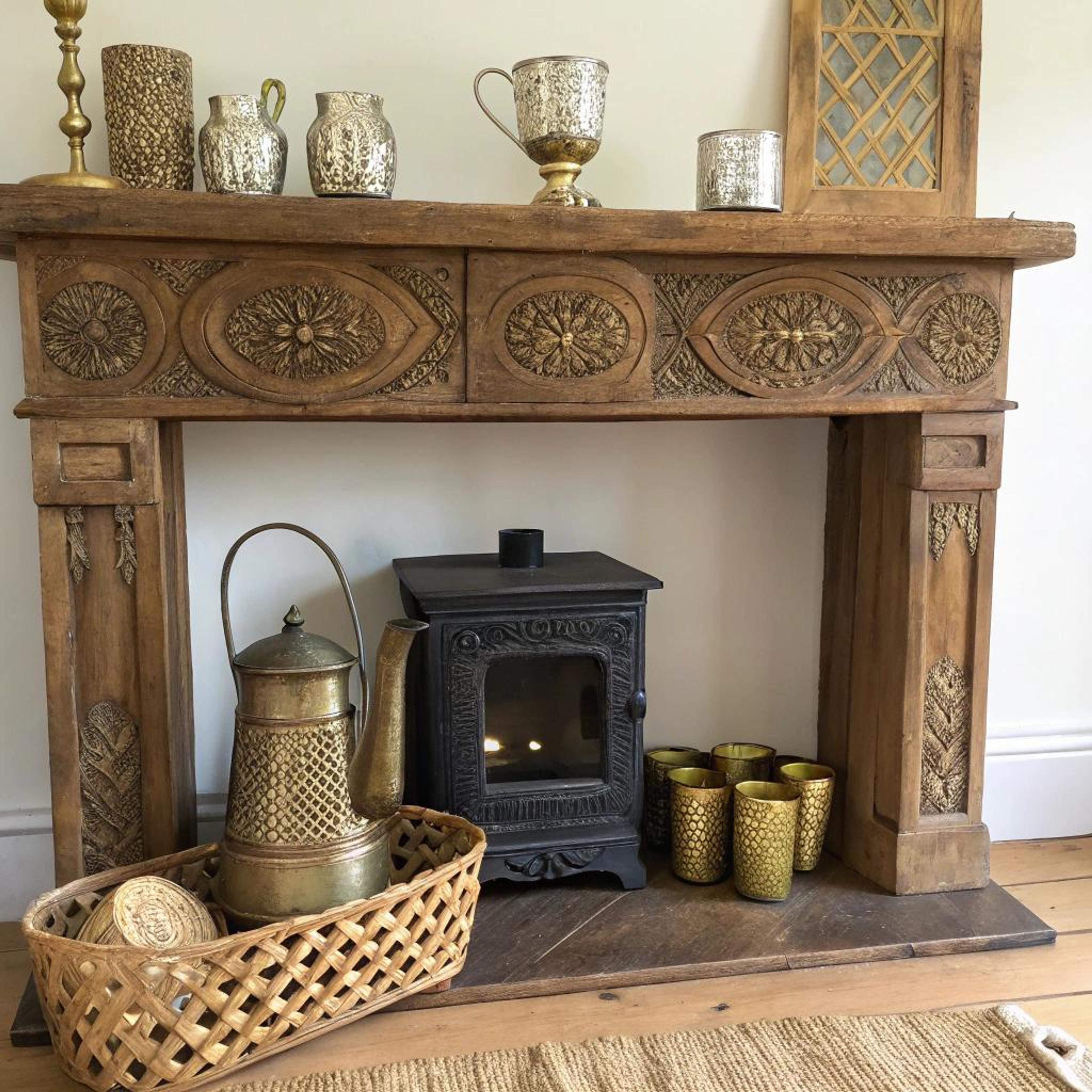 Gouden accenten op ornamentale haardombouw