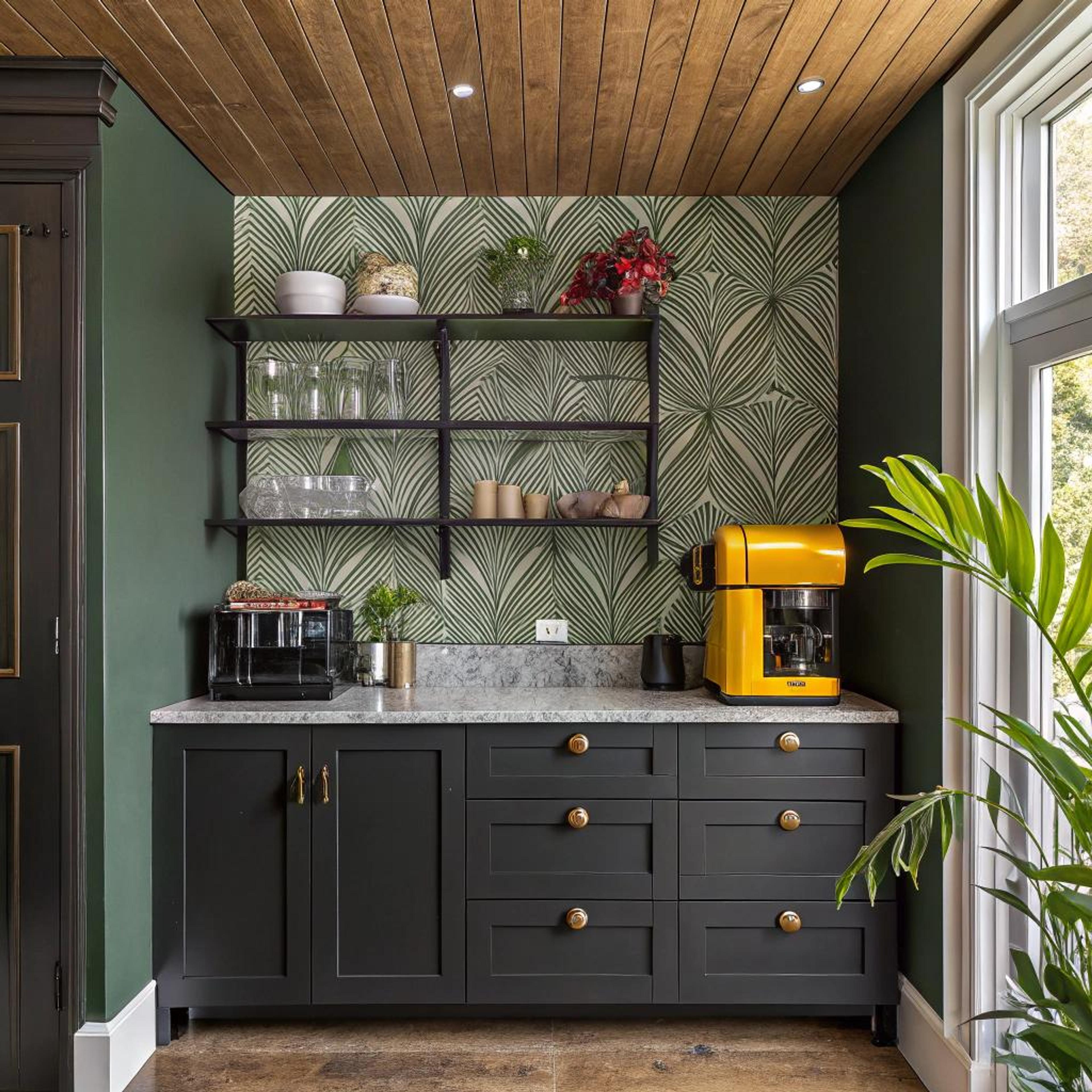 Geel accent tegen donker hout