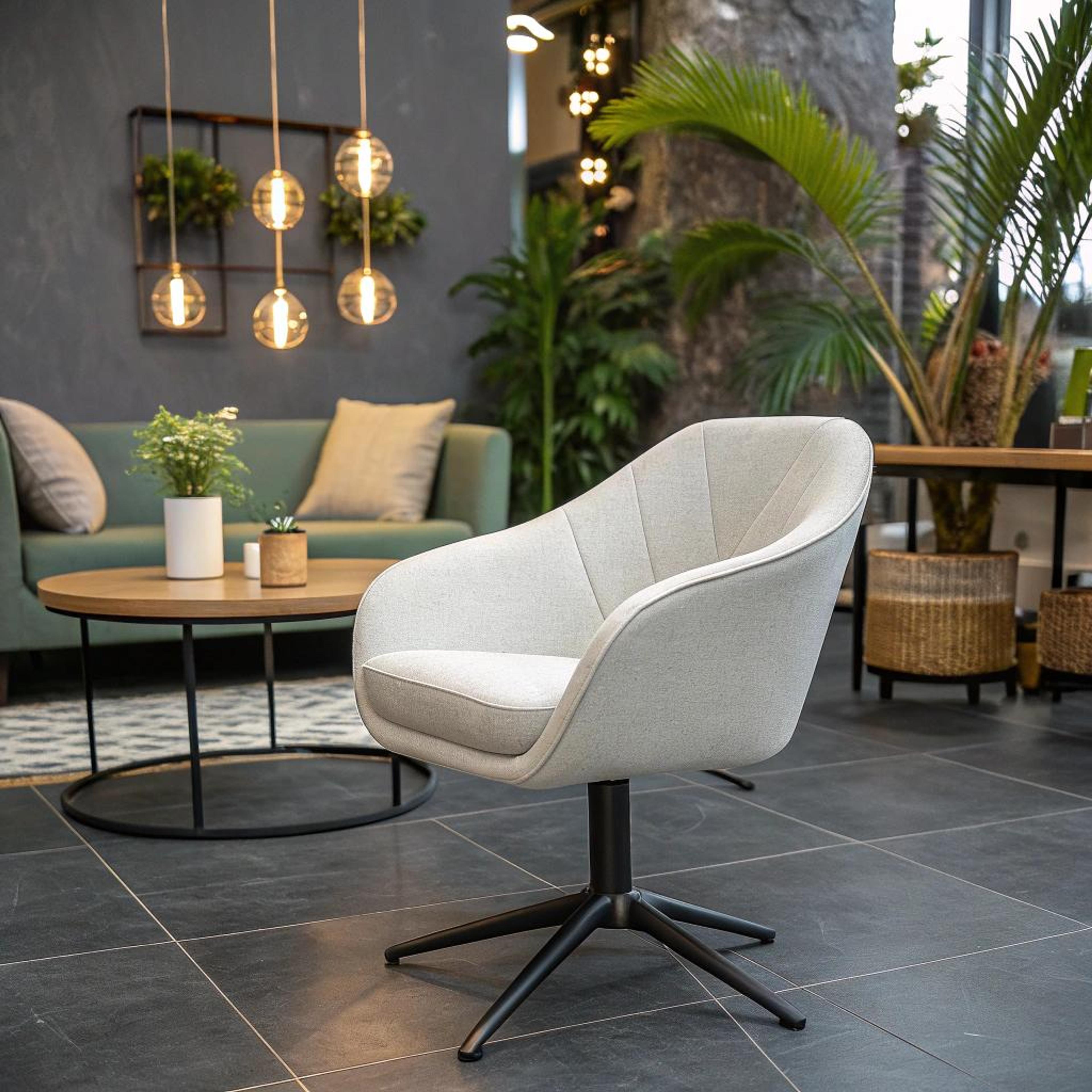 Grijze draaifauteuil als blikvanger