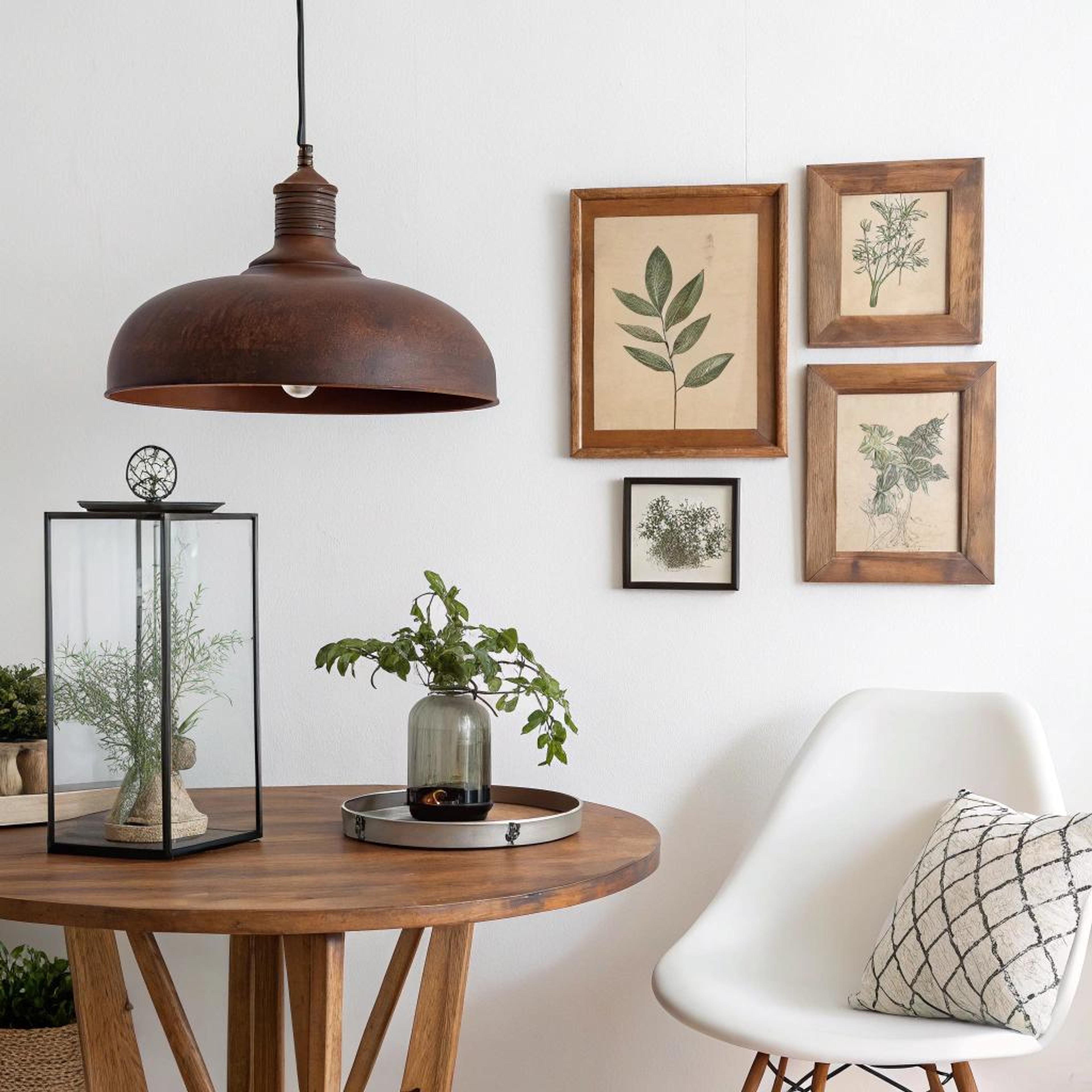 Ronde tafel en botanische prints