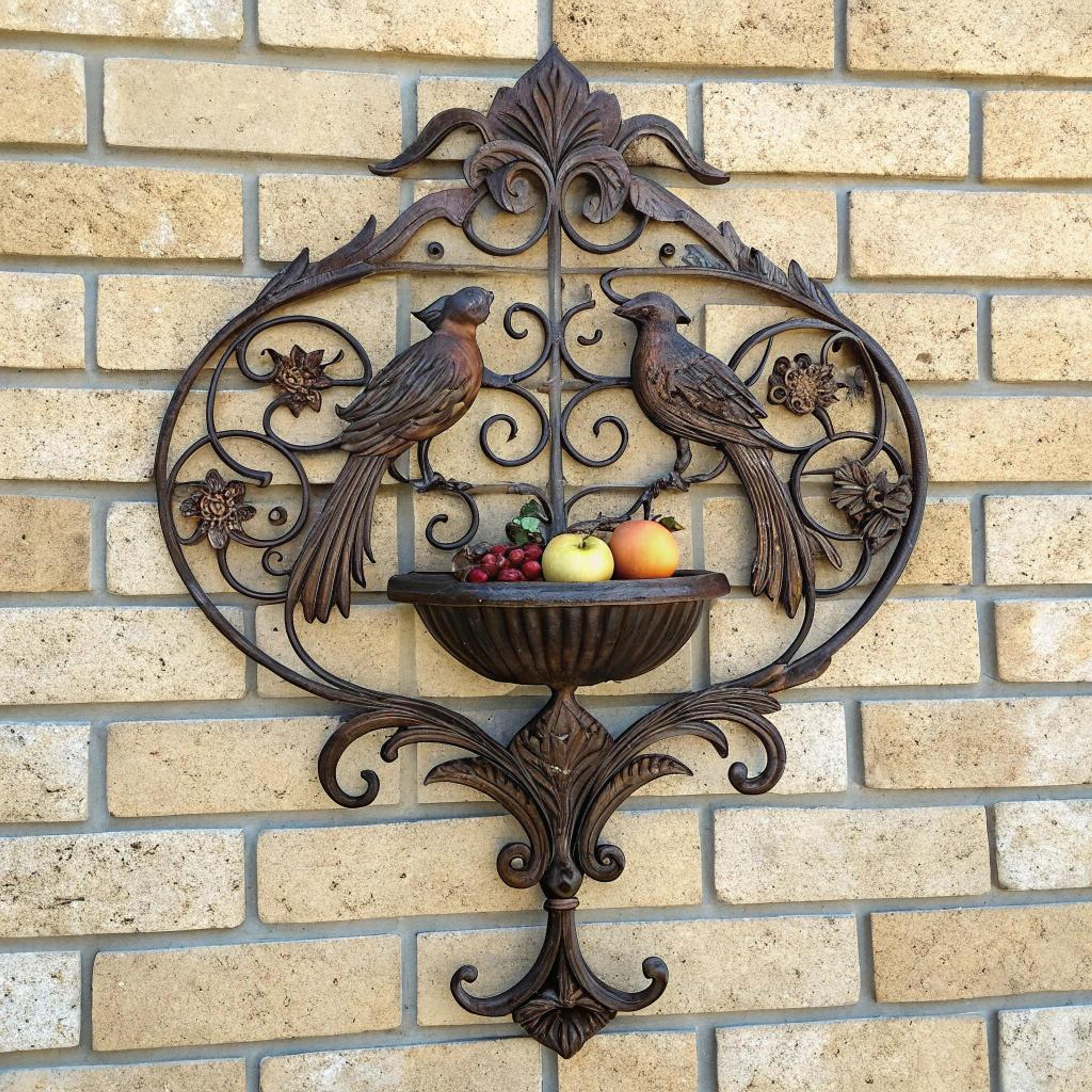 Vogels en fruit in reliëf
