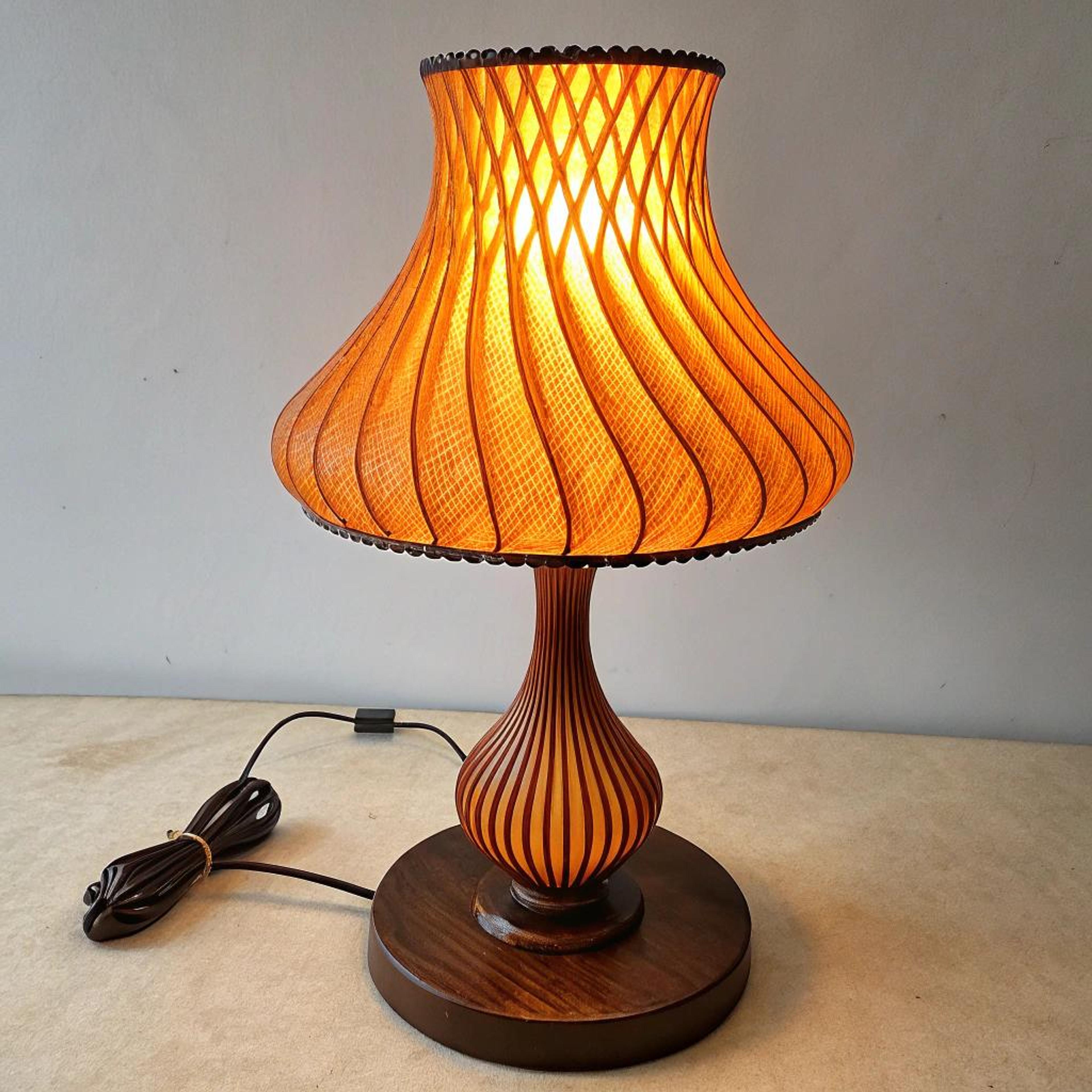 Gevlochten lamp met schaduwspel