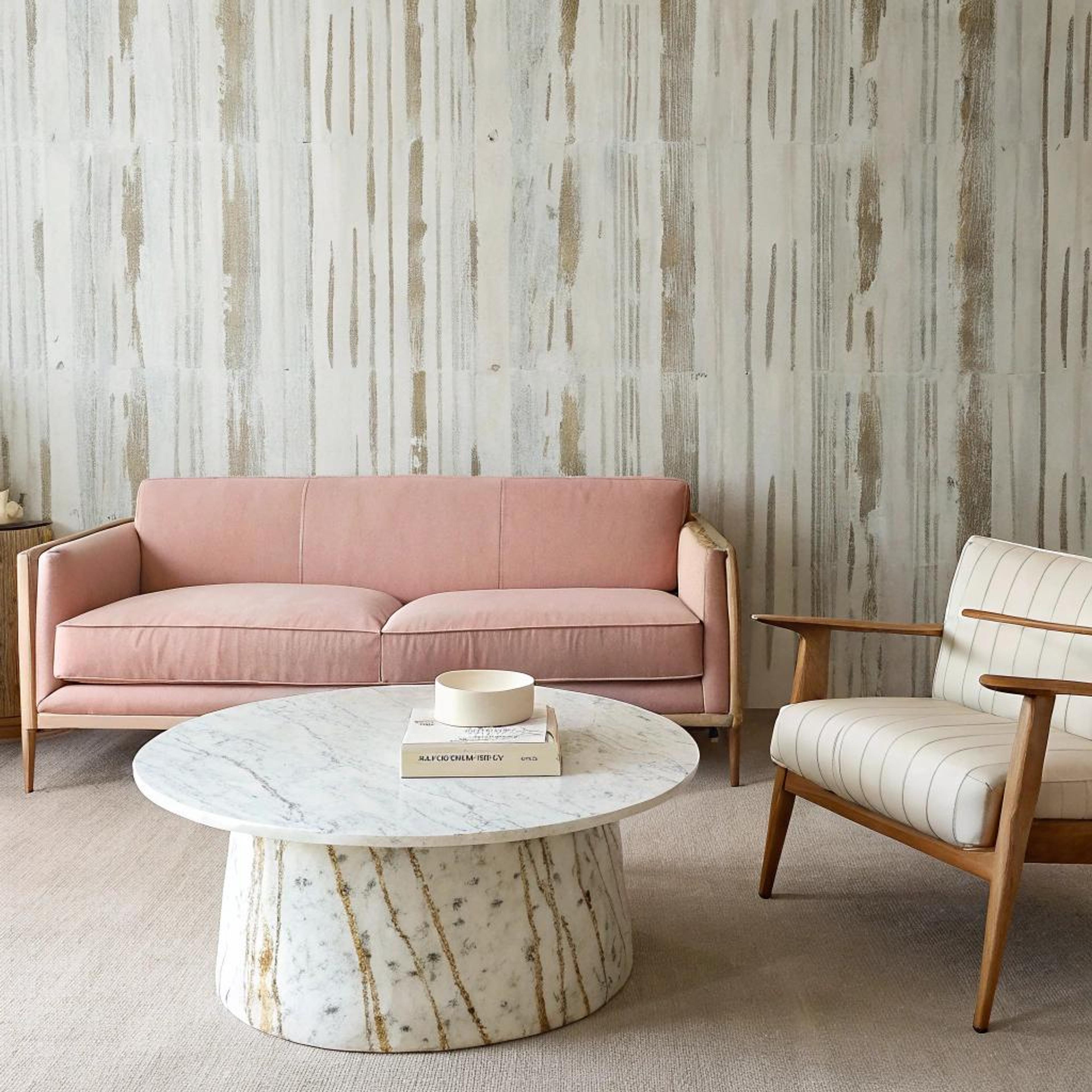 Marmeren tafel met zachtroze bank