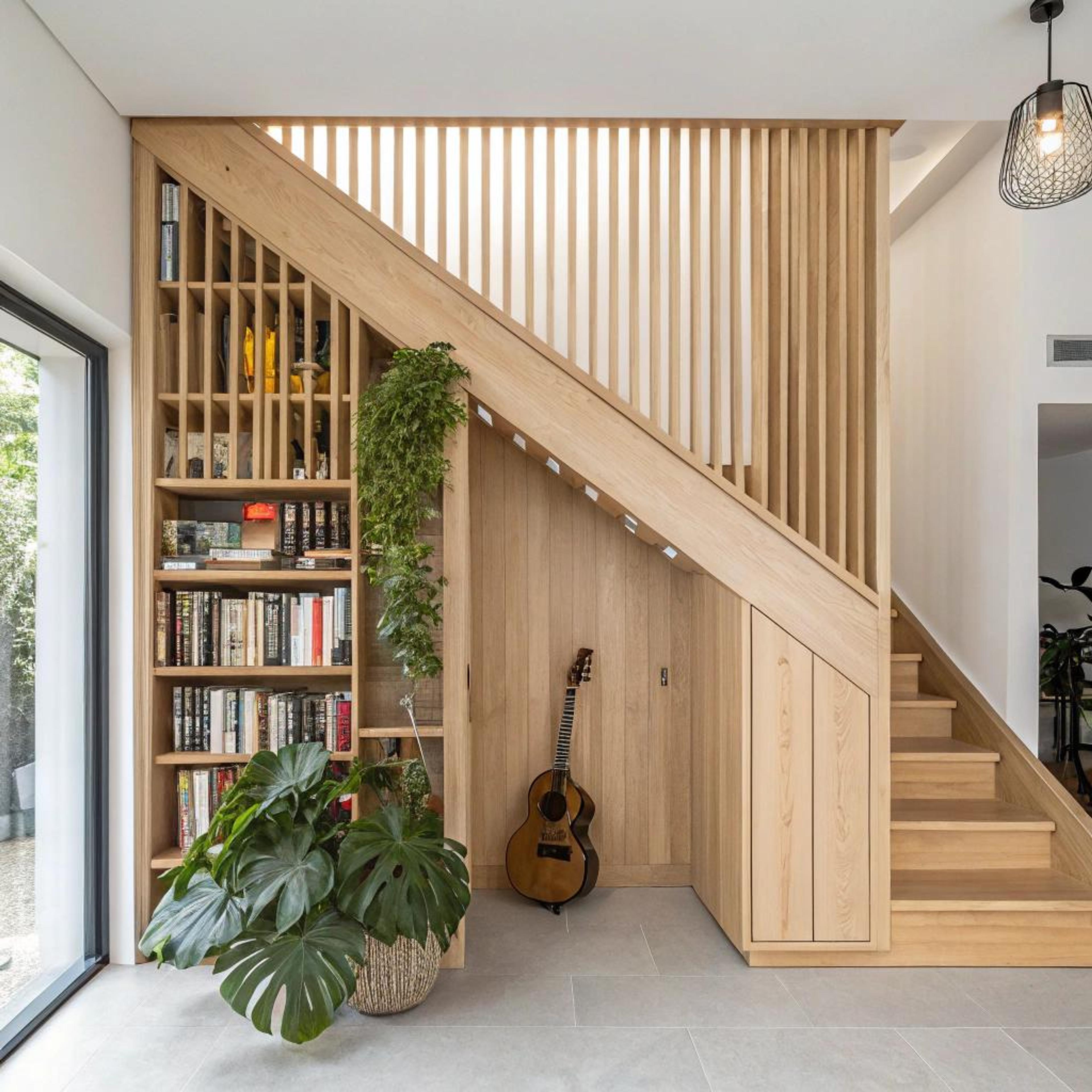 Boekenhoek onder houten trap