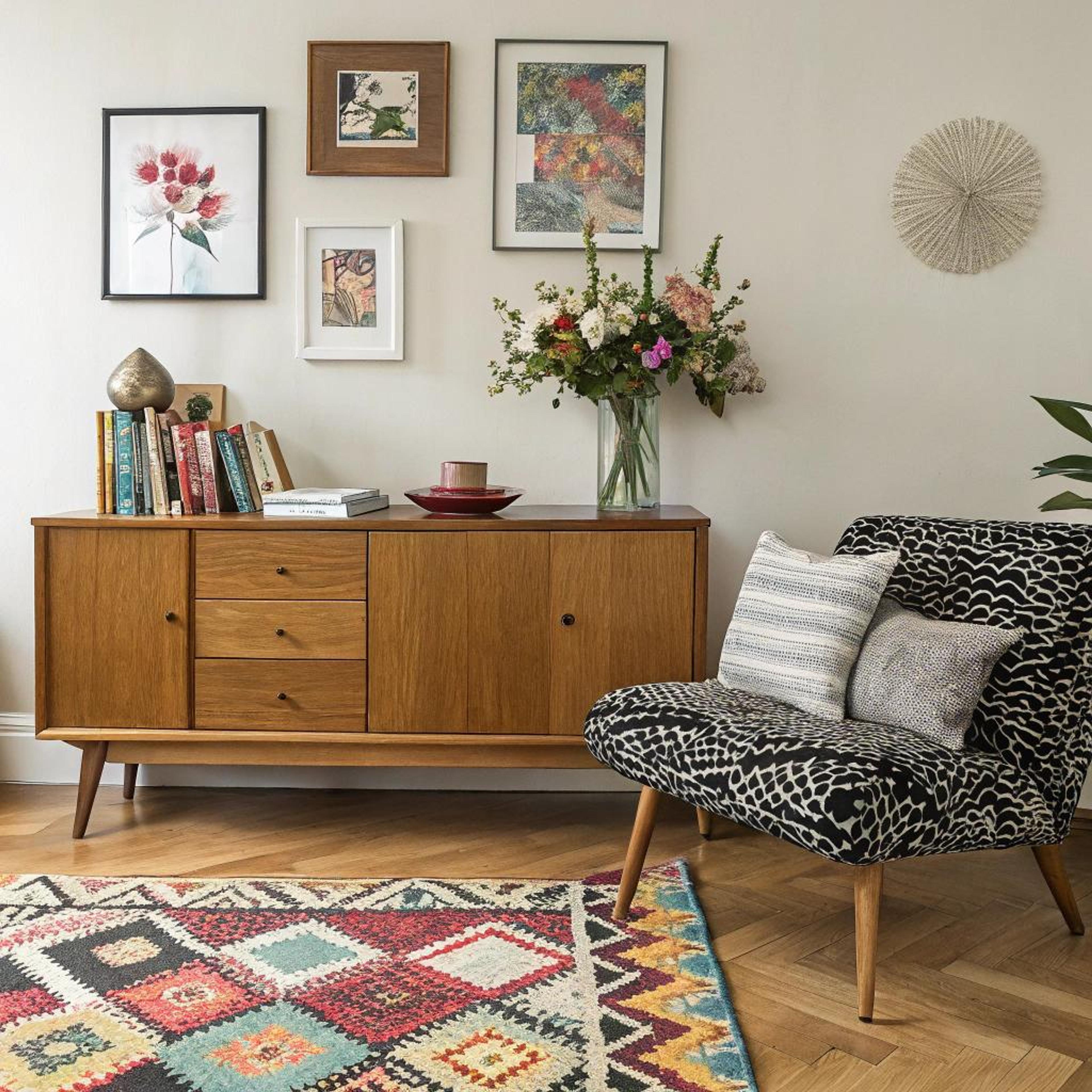 Eclectische kunst boven dressoir