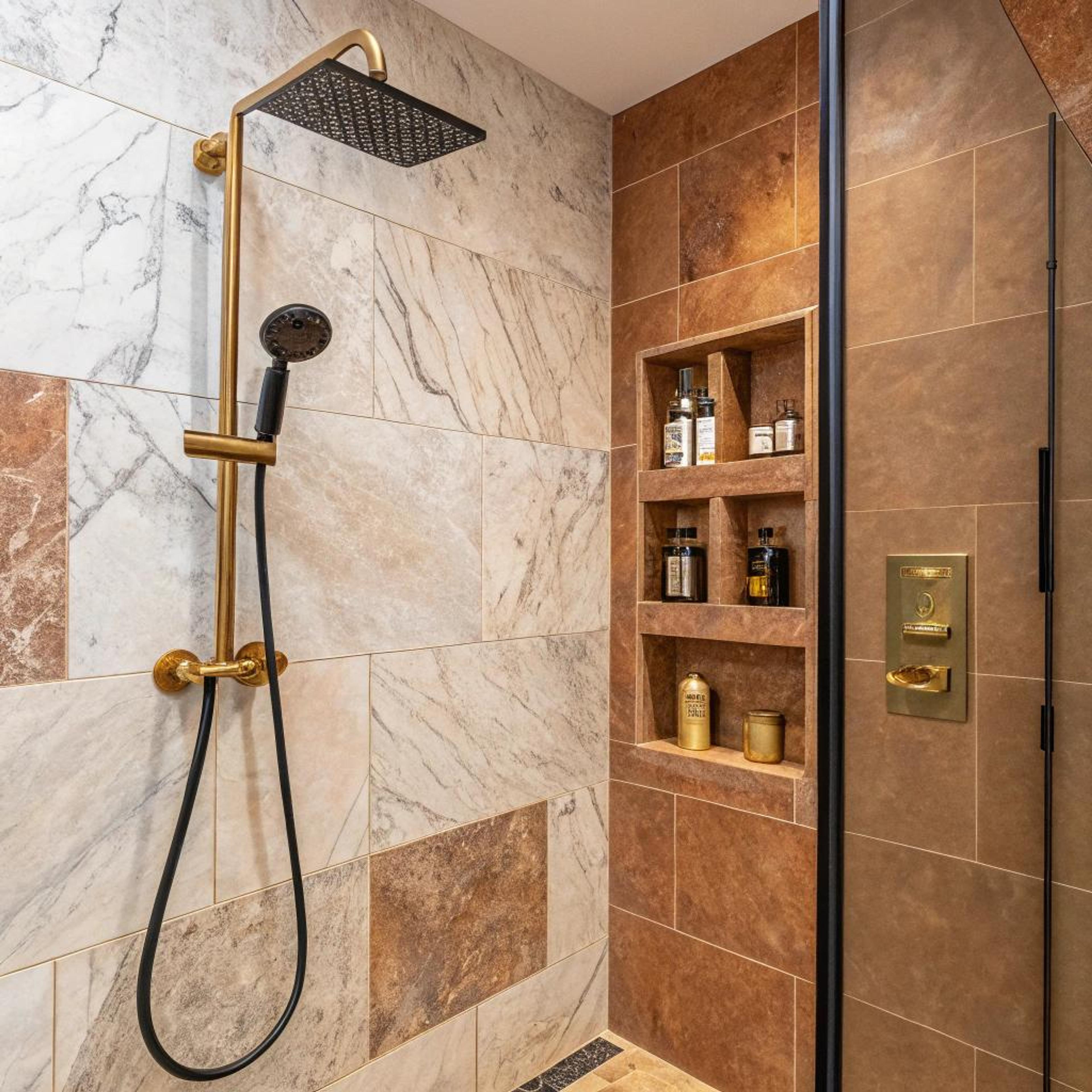 Planken met stijlvolle opbergers