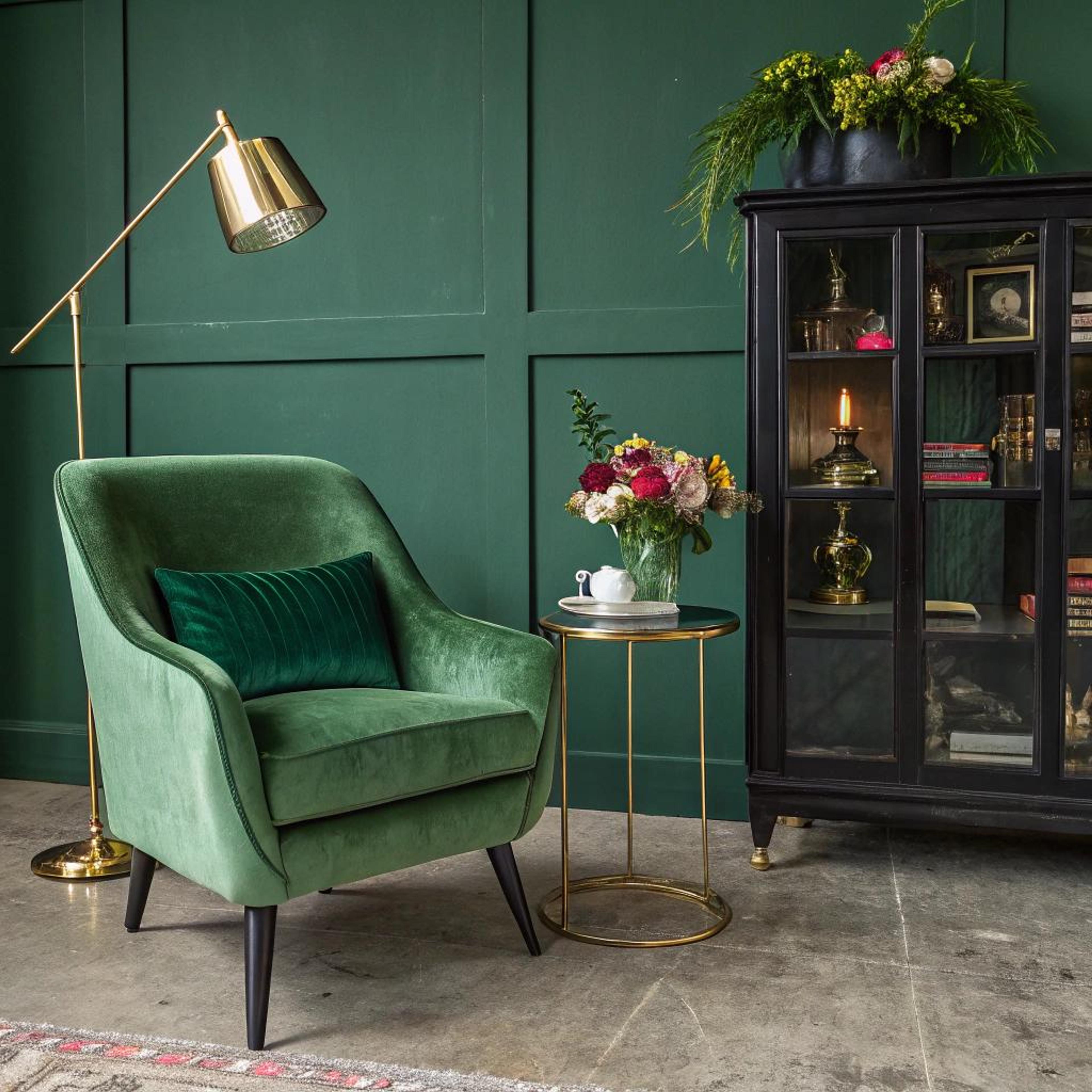 Groene muur met elegant contrast