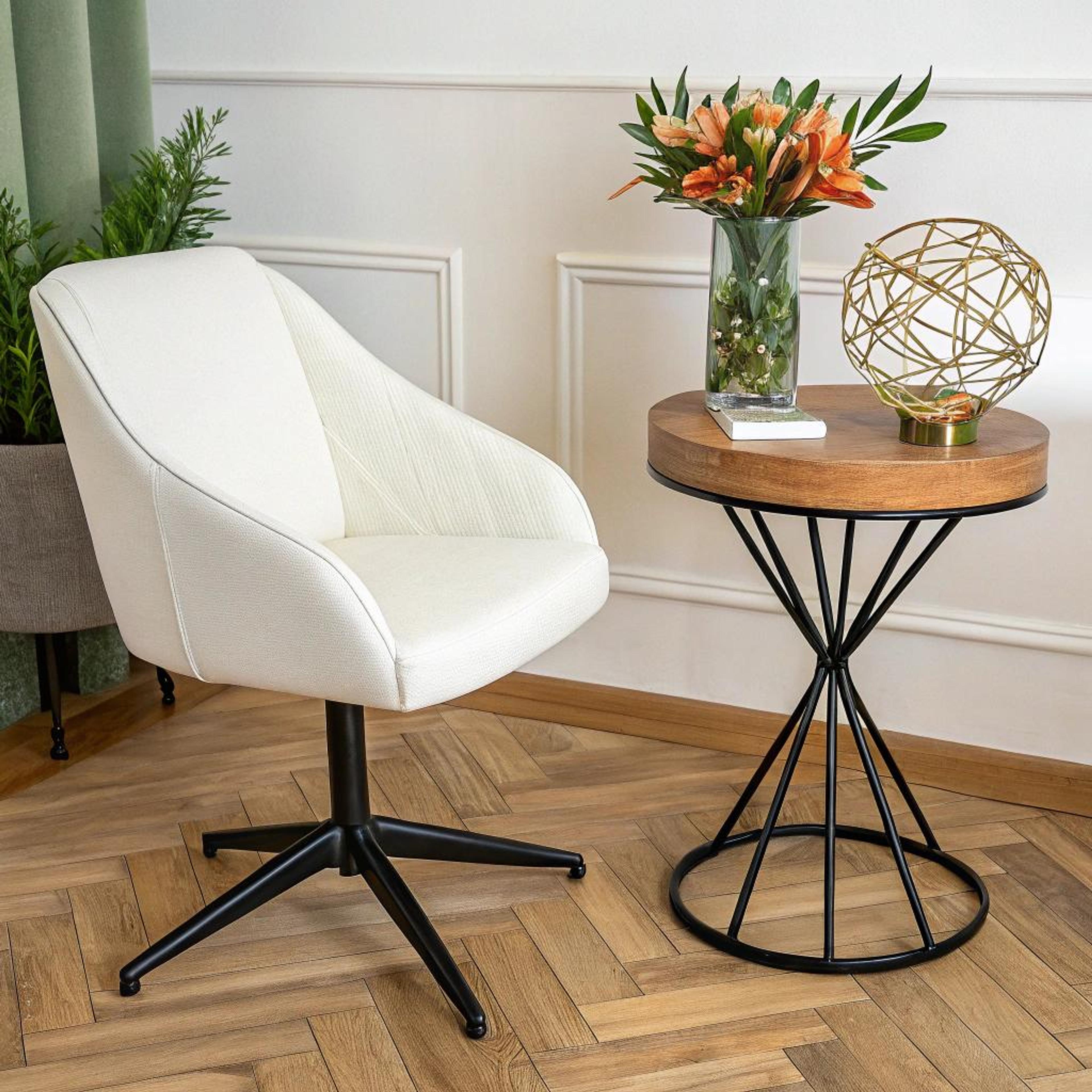 Chevronvloer met witte draaifauteuil