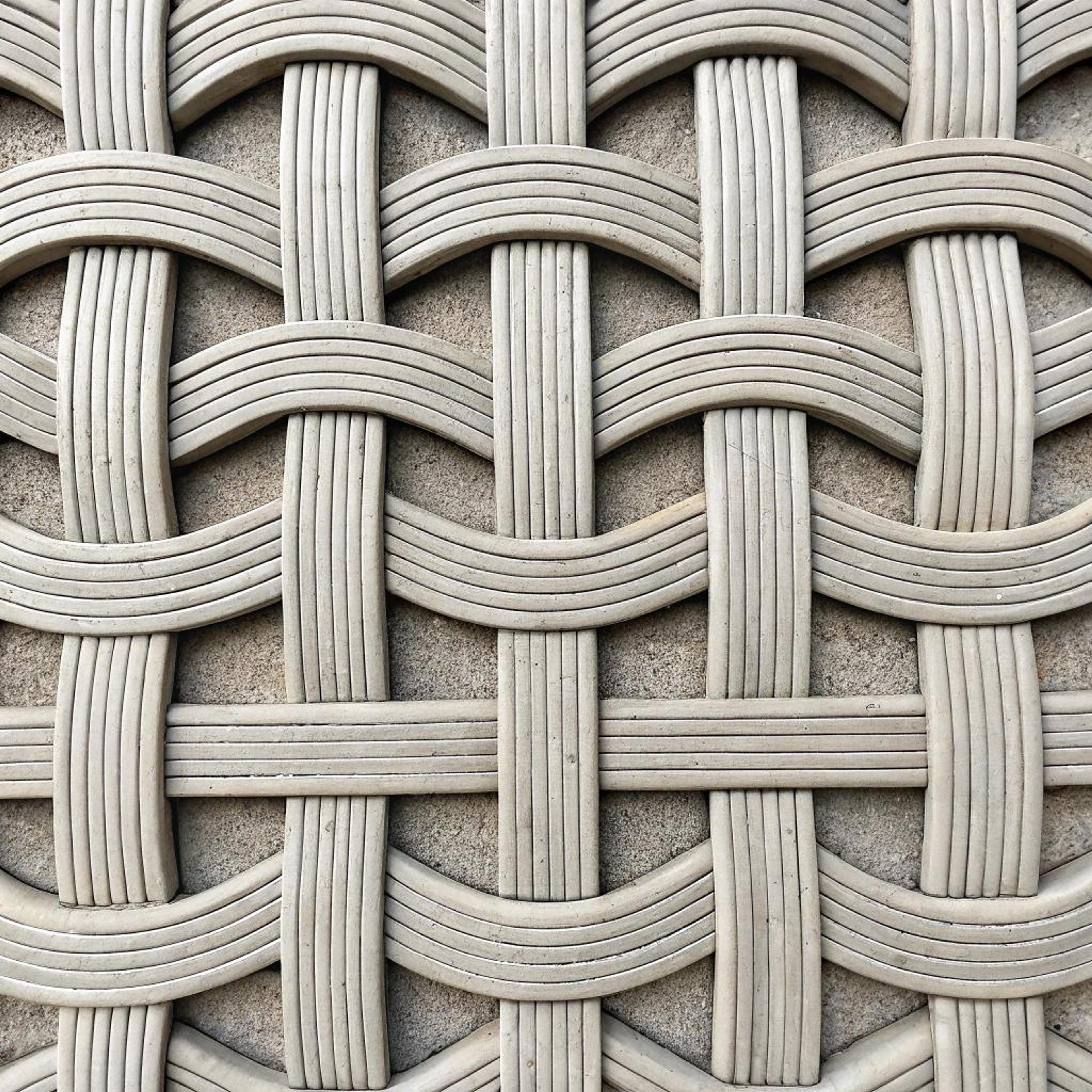 Gebogen vlechtwerk in grijstinten