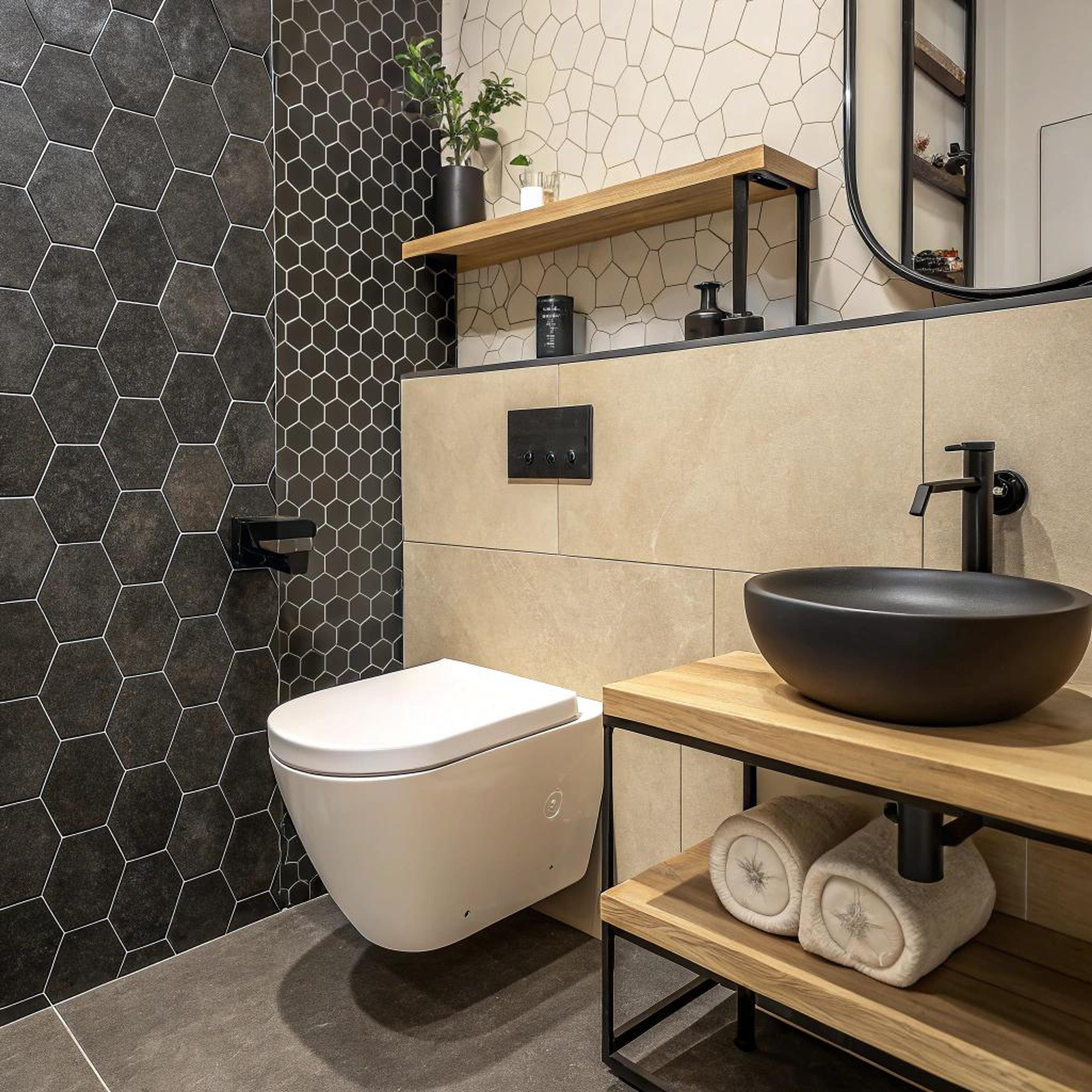 Hexagontegels en houten accenten