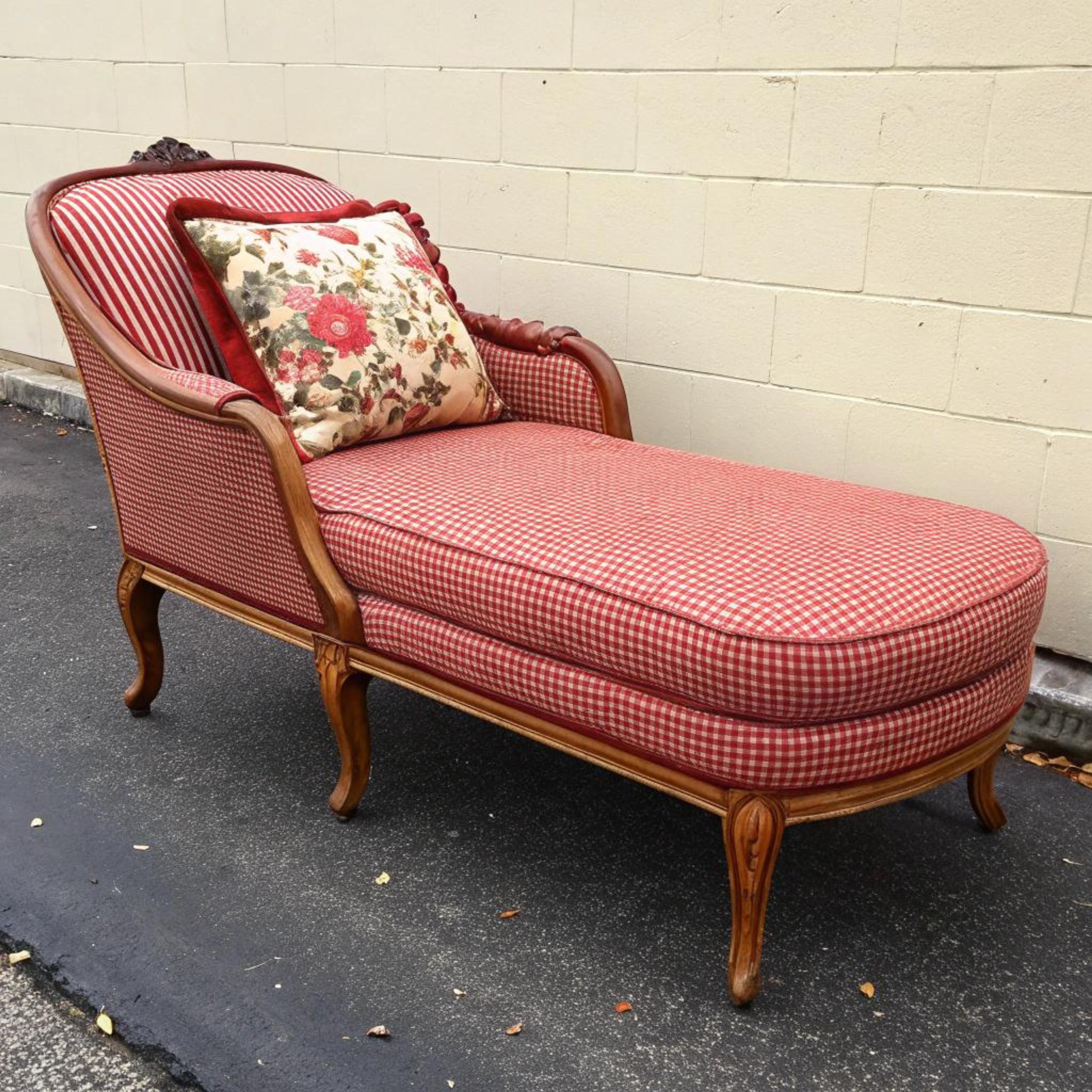 Geruite chaise longue buiten geplaatst