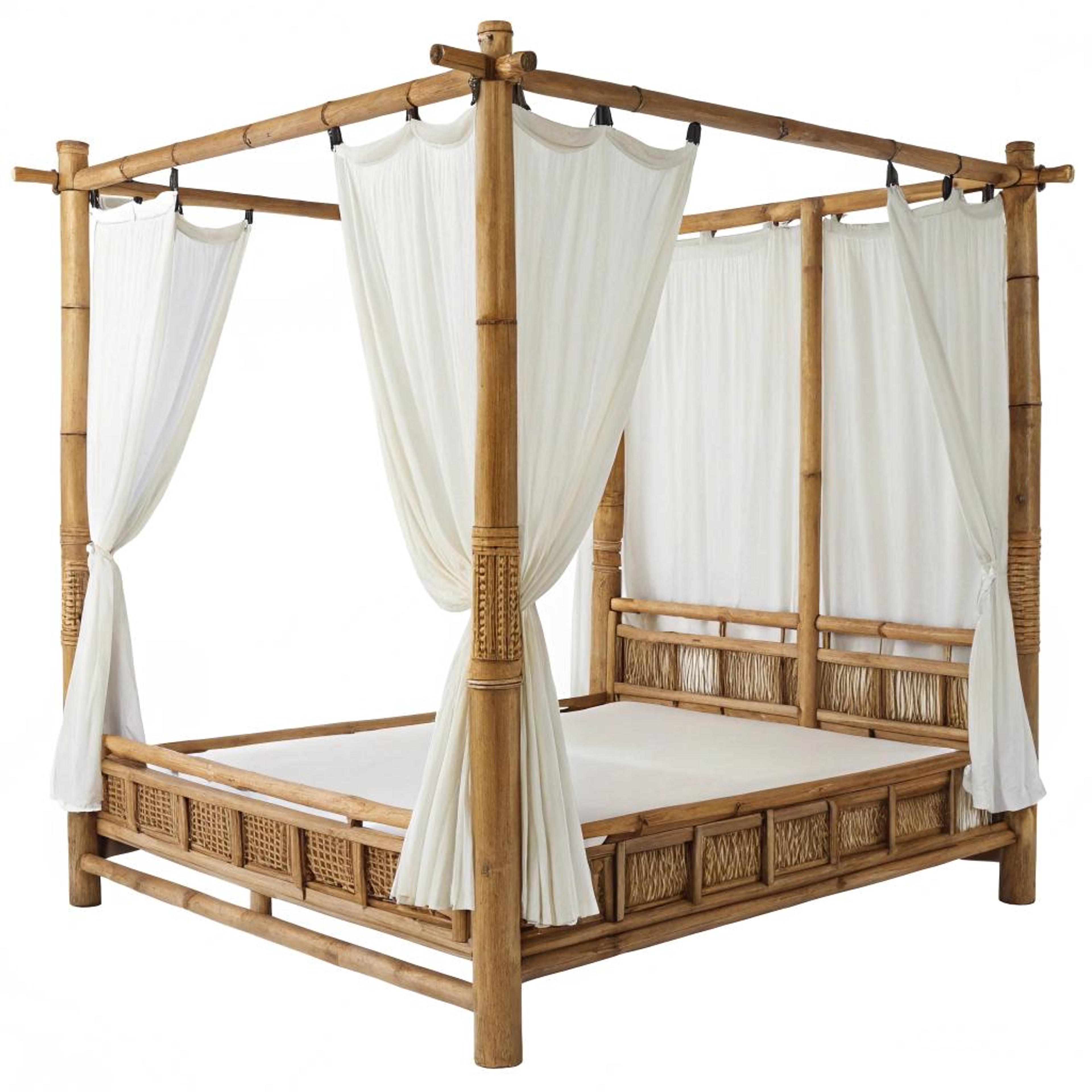 Bamboe hemelbed met witte gordijnen