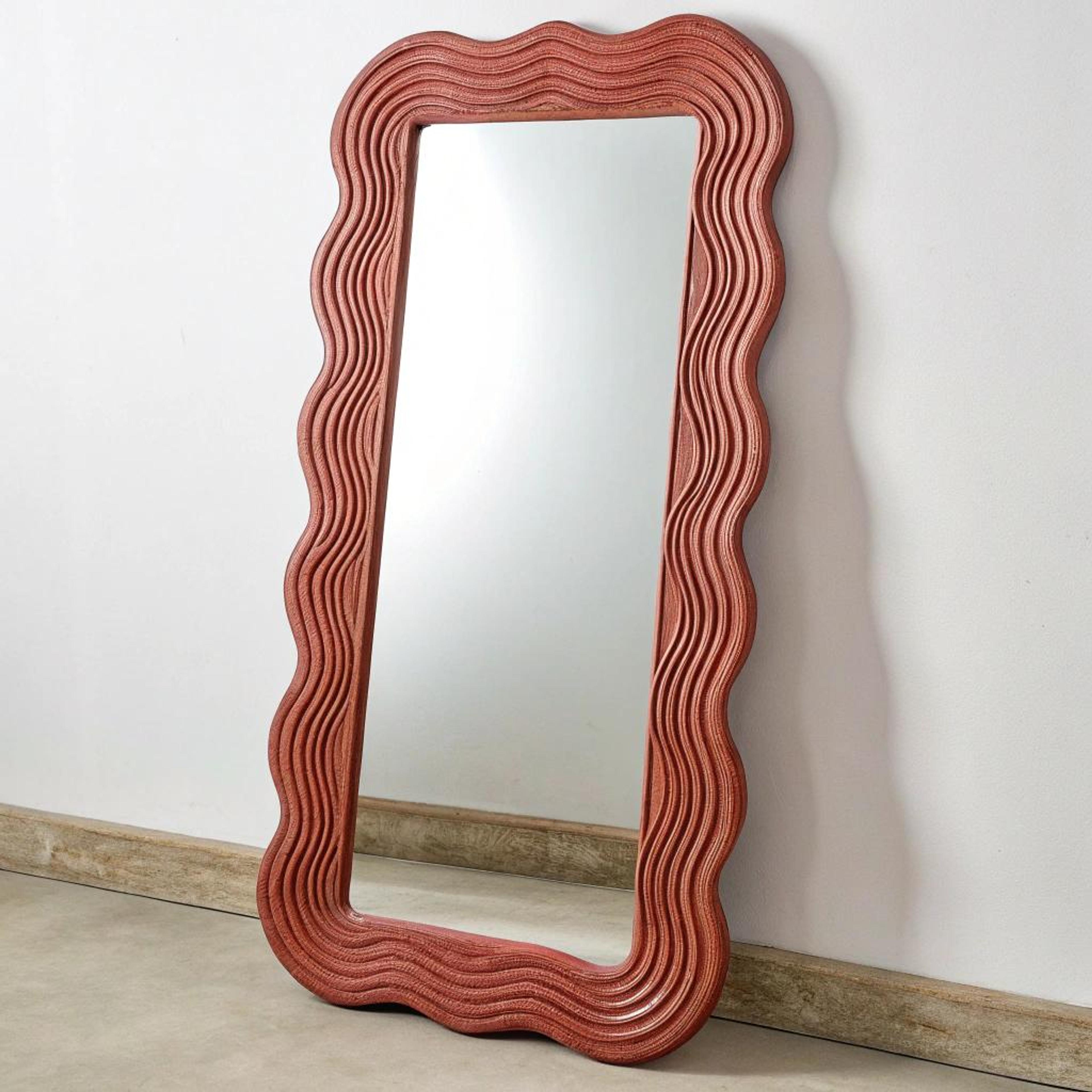 Wavy leunende spiegel in terracotta