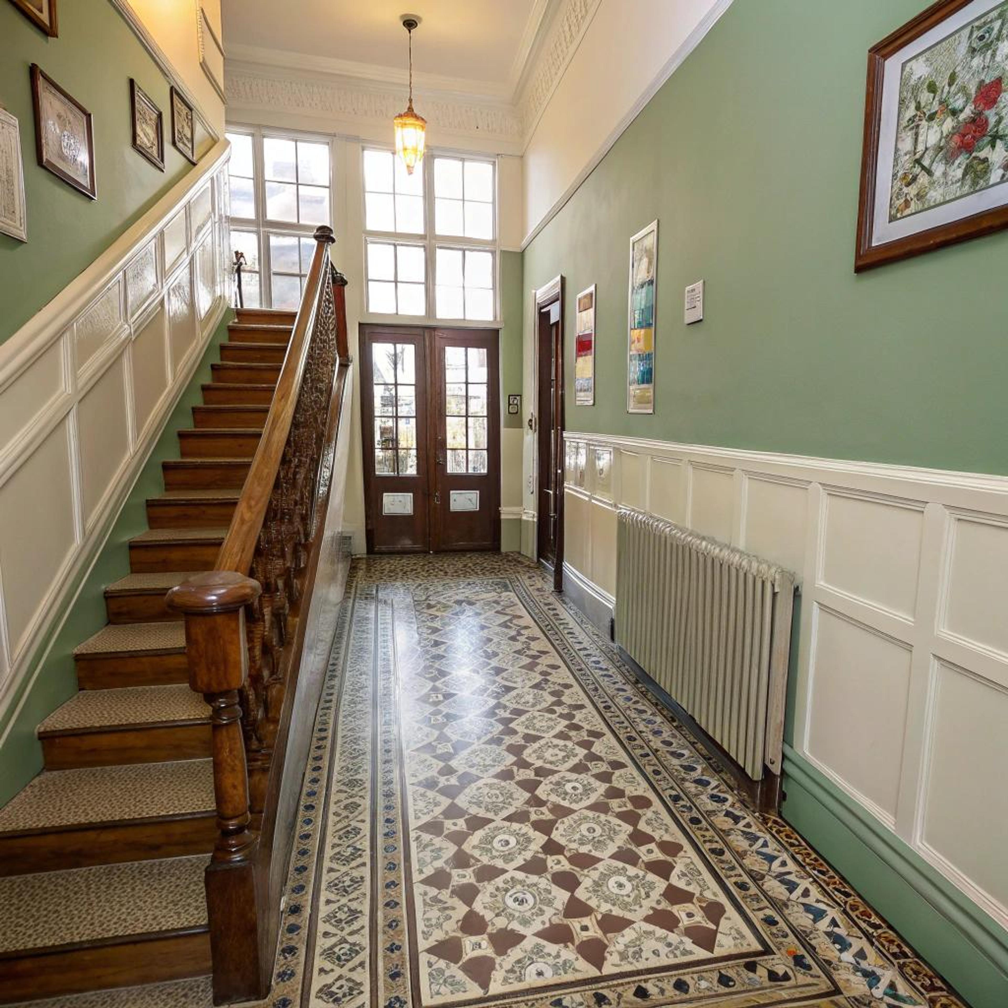 Zachtgroene muren met houtaccenten