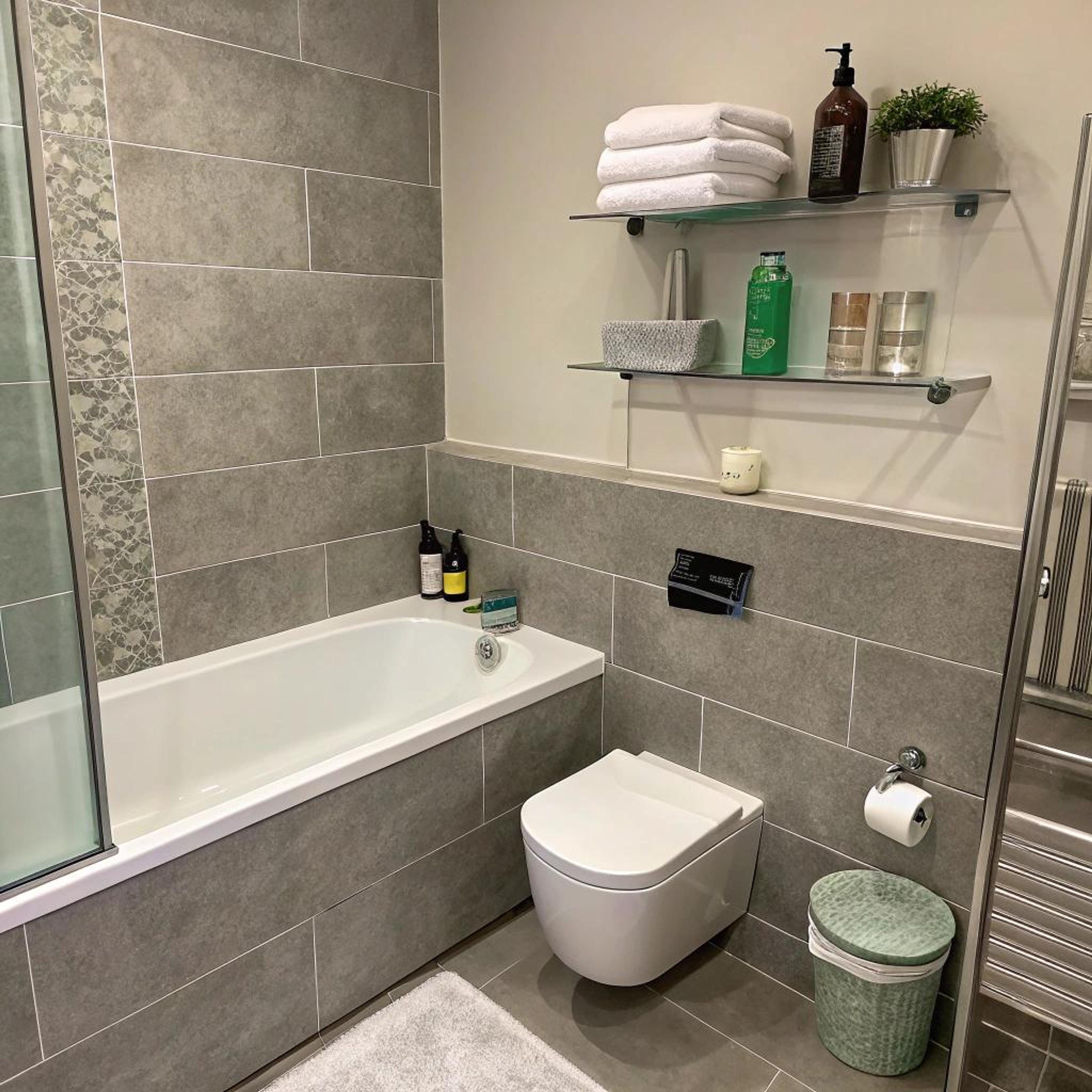 Bloemendetail op grijstegels