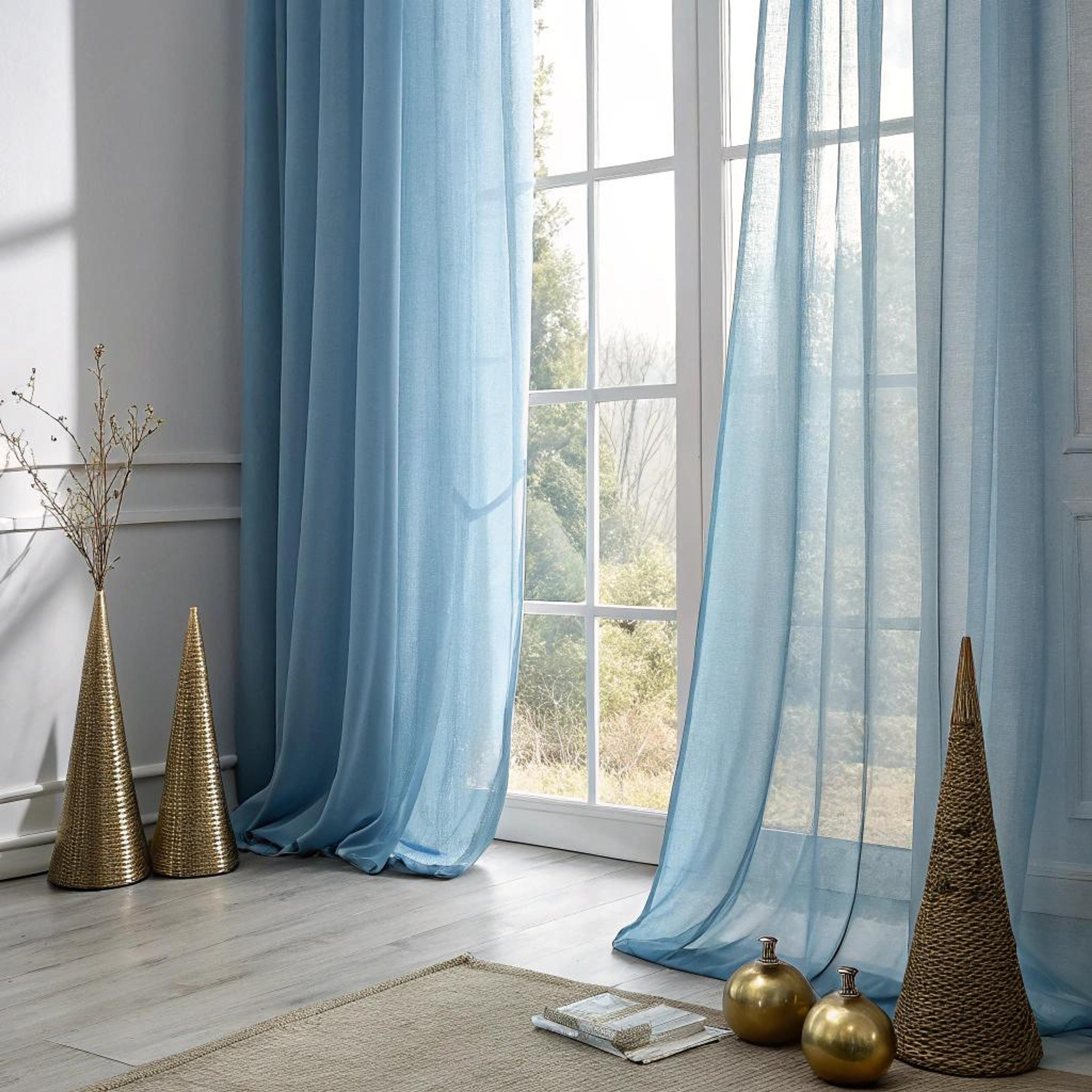 Lichtblauw gordijn voor rust