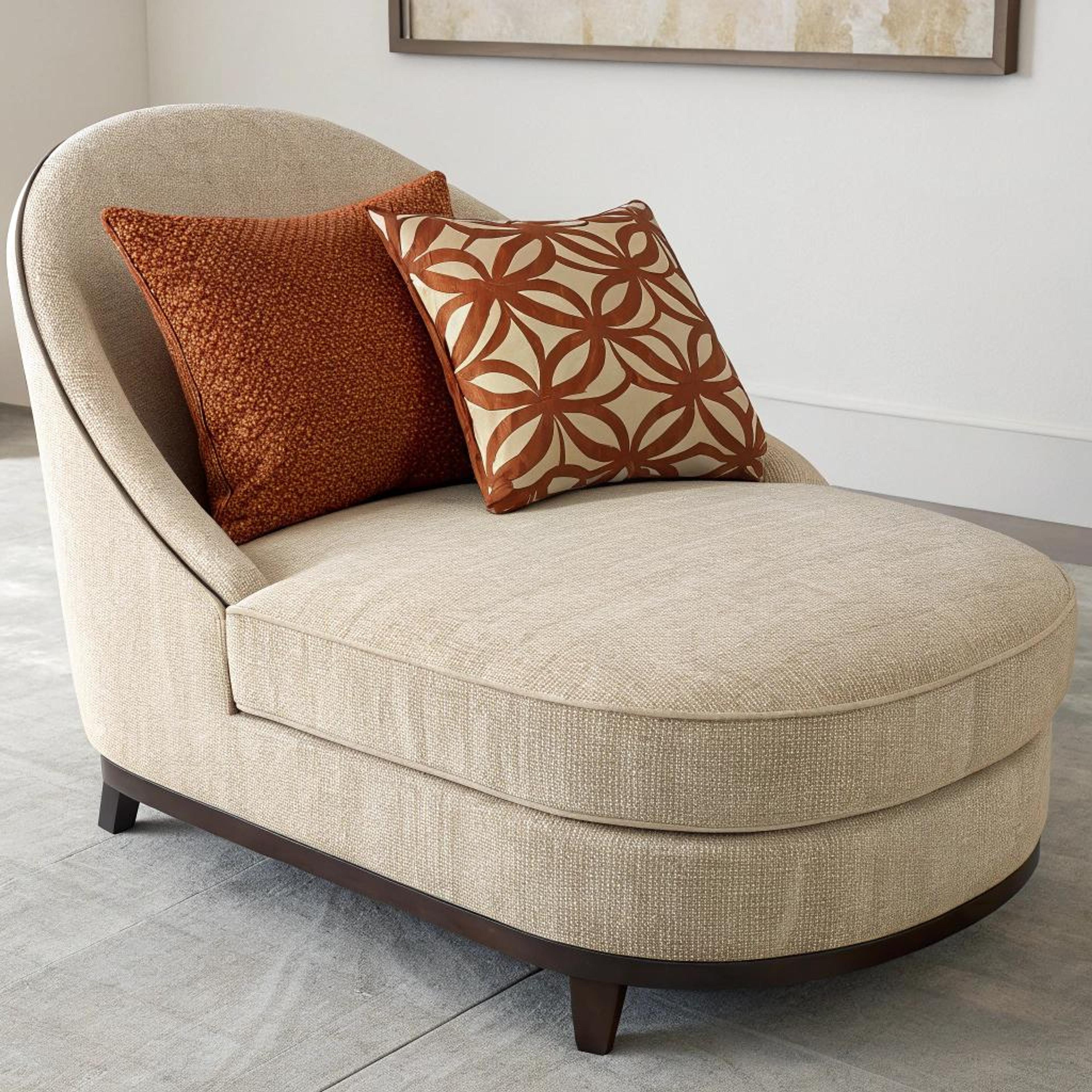 Elegante chaise met rondingen