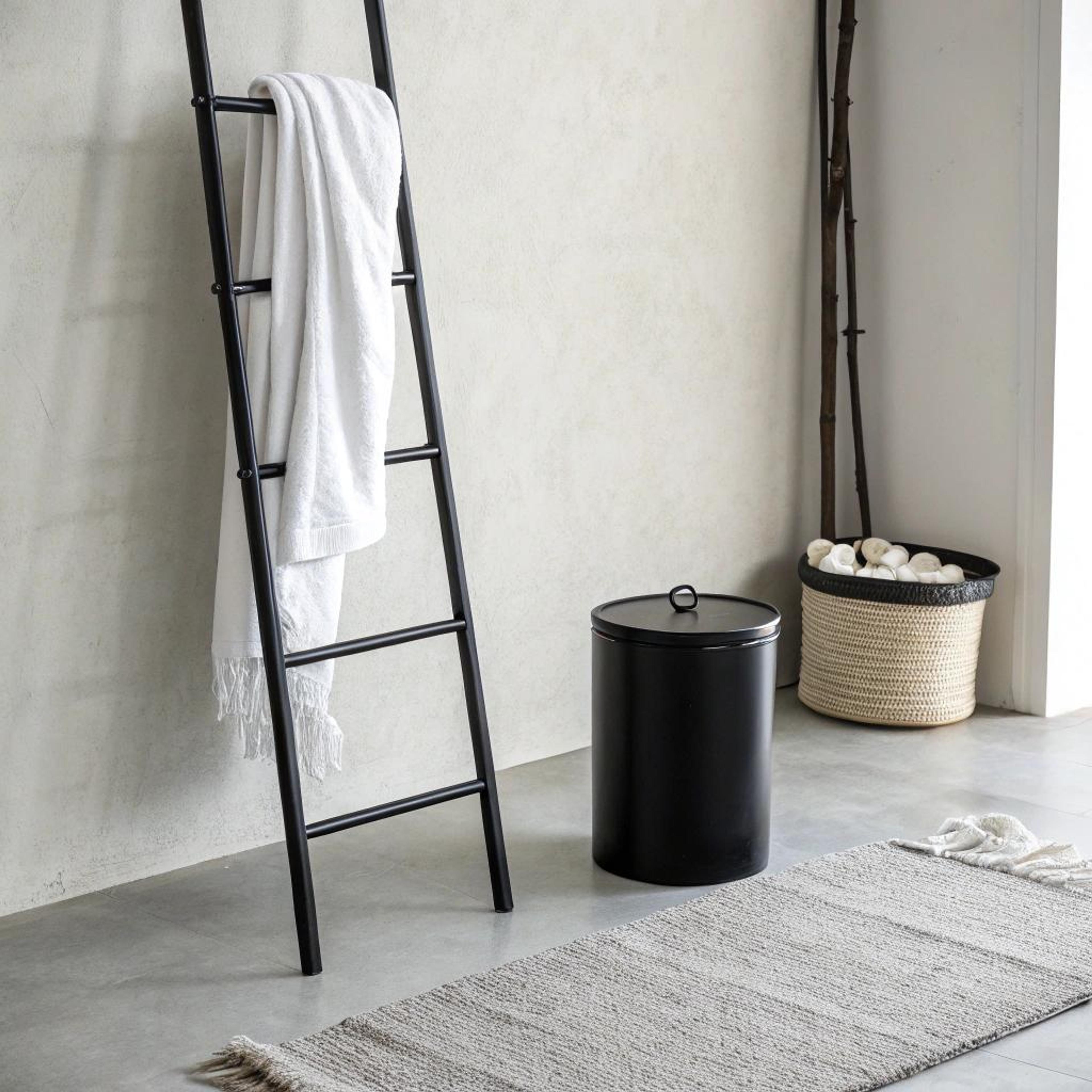 Minimalistische sfeer met handdoek ladder