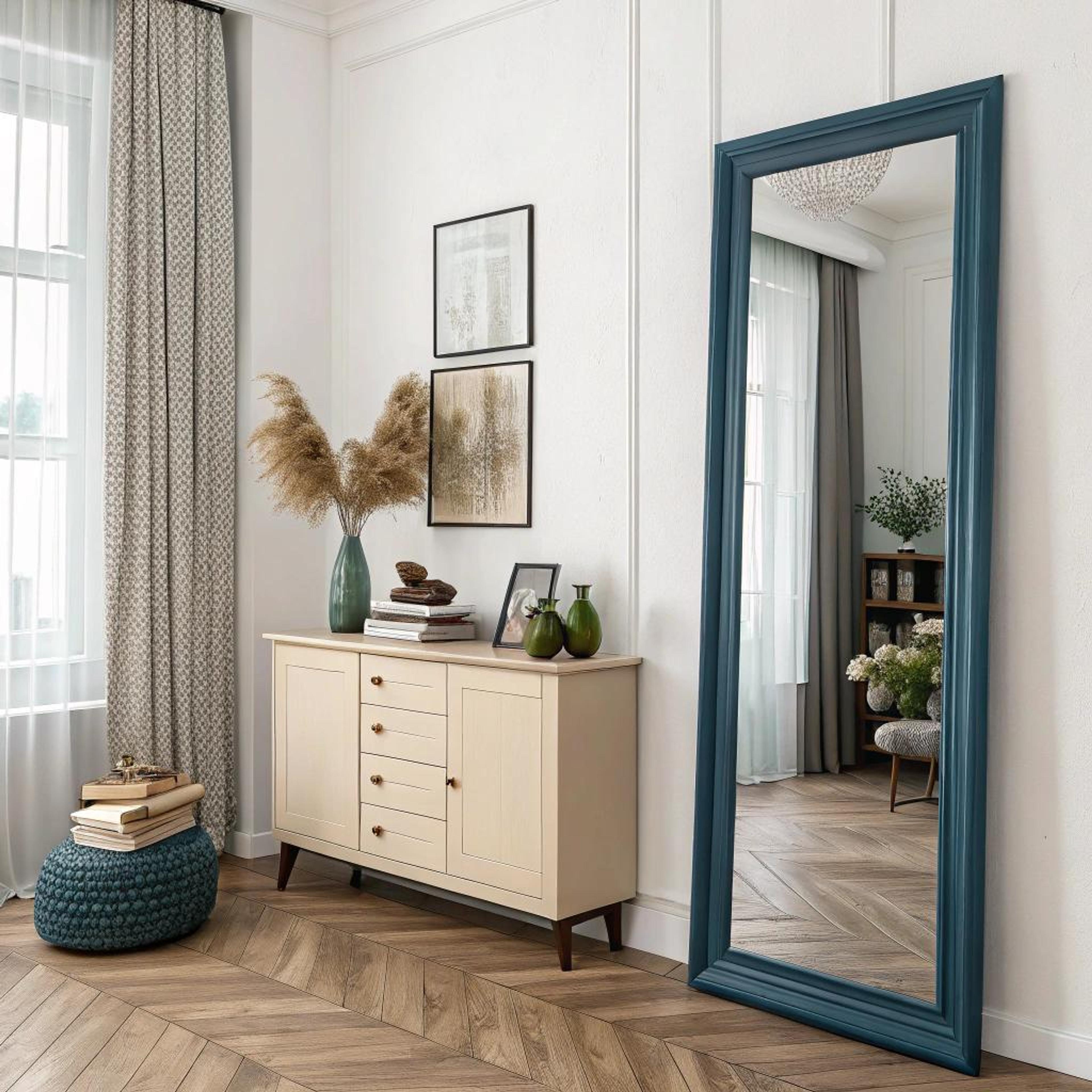 Blauwe leunende spiegel als eyecatcher