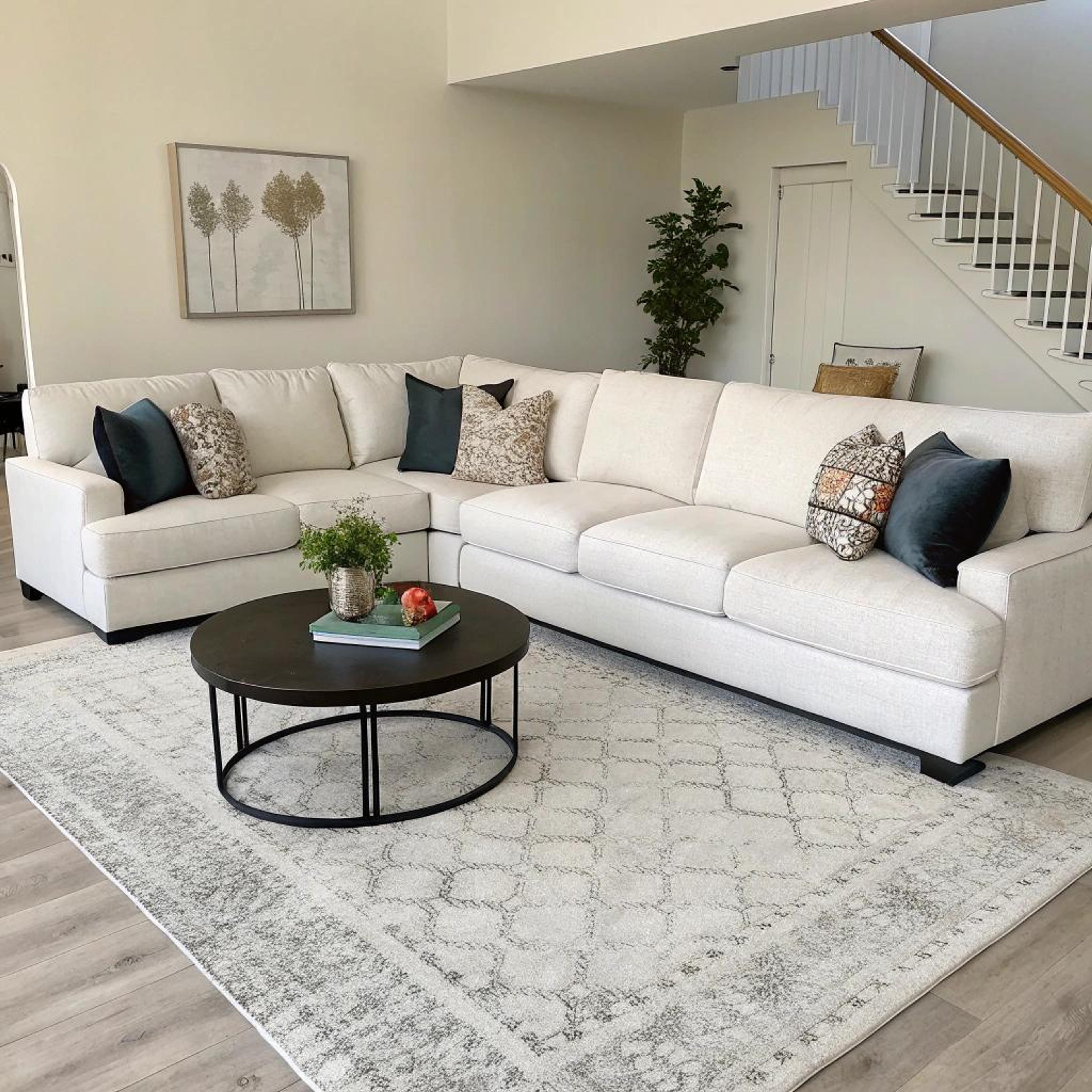 Grijs vloerkleed omlijst zithoek