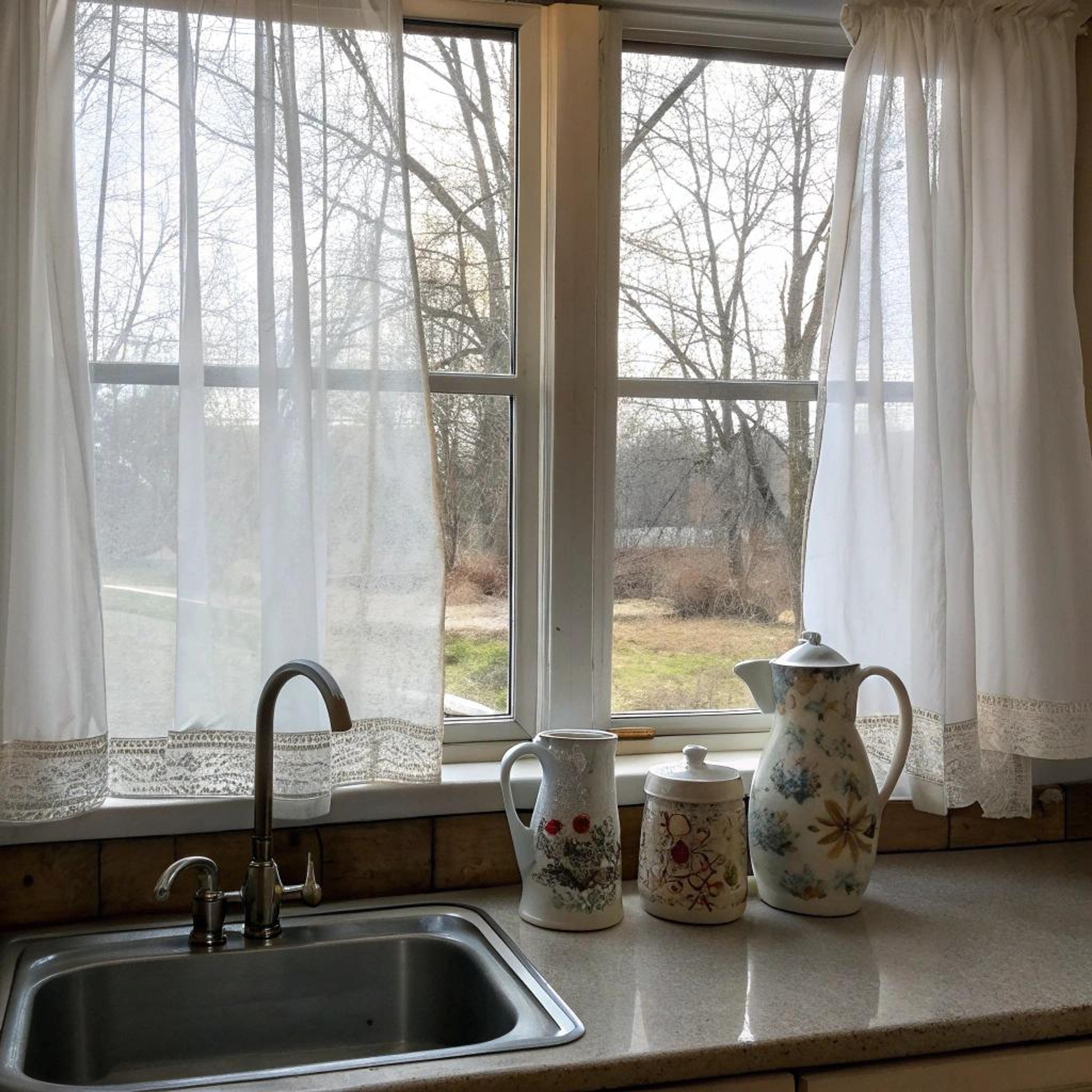 Sierlijke cafe gordijnen met uitzicht