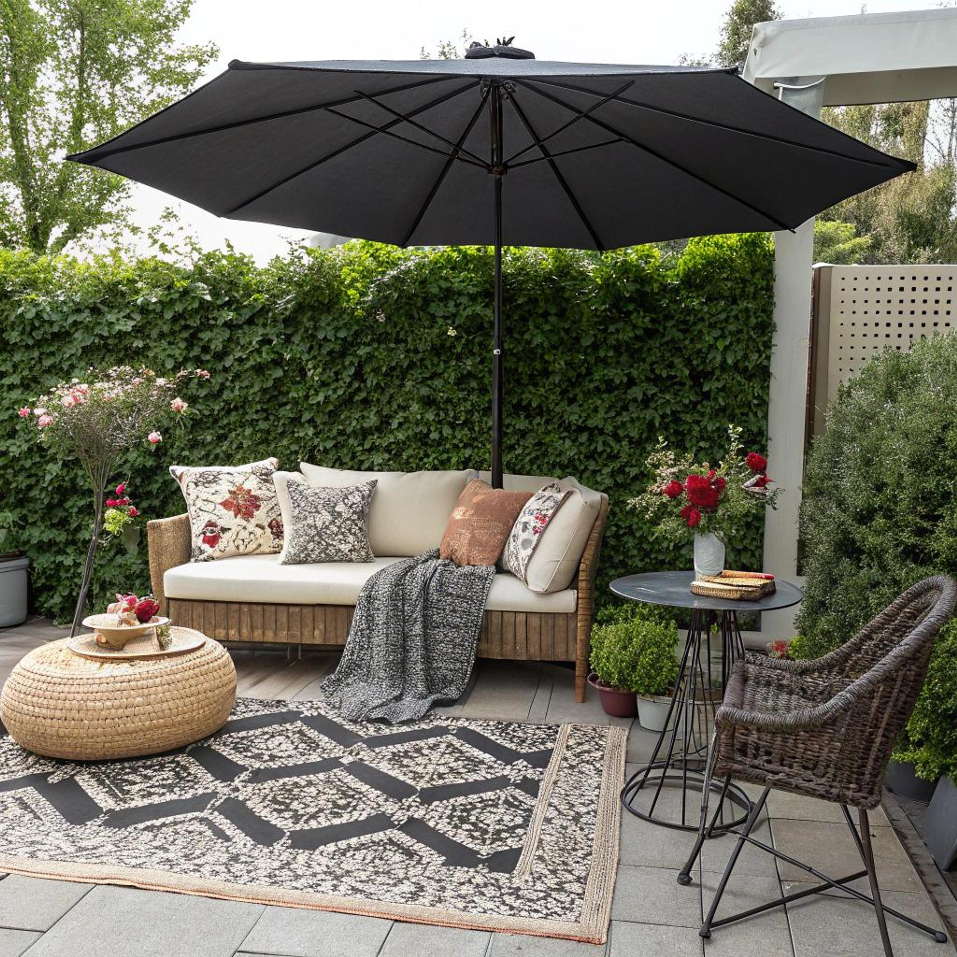 Bloemenprints op rotanbankje