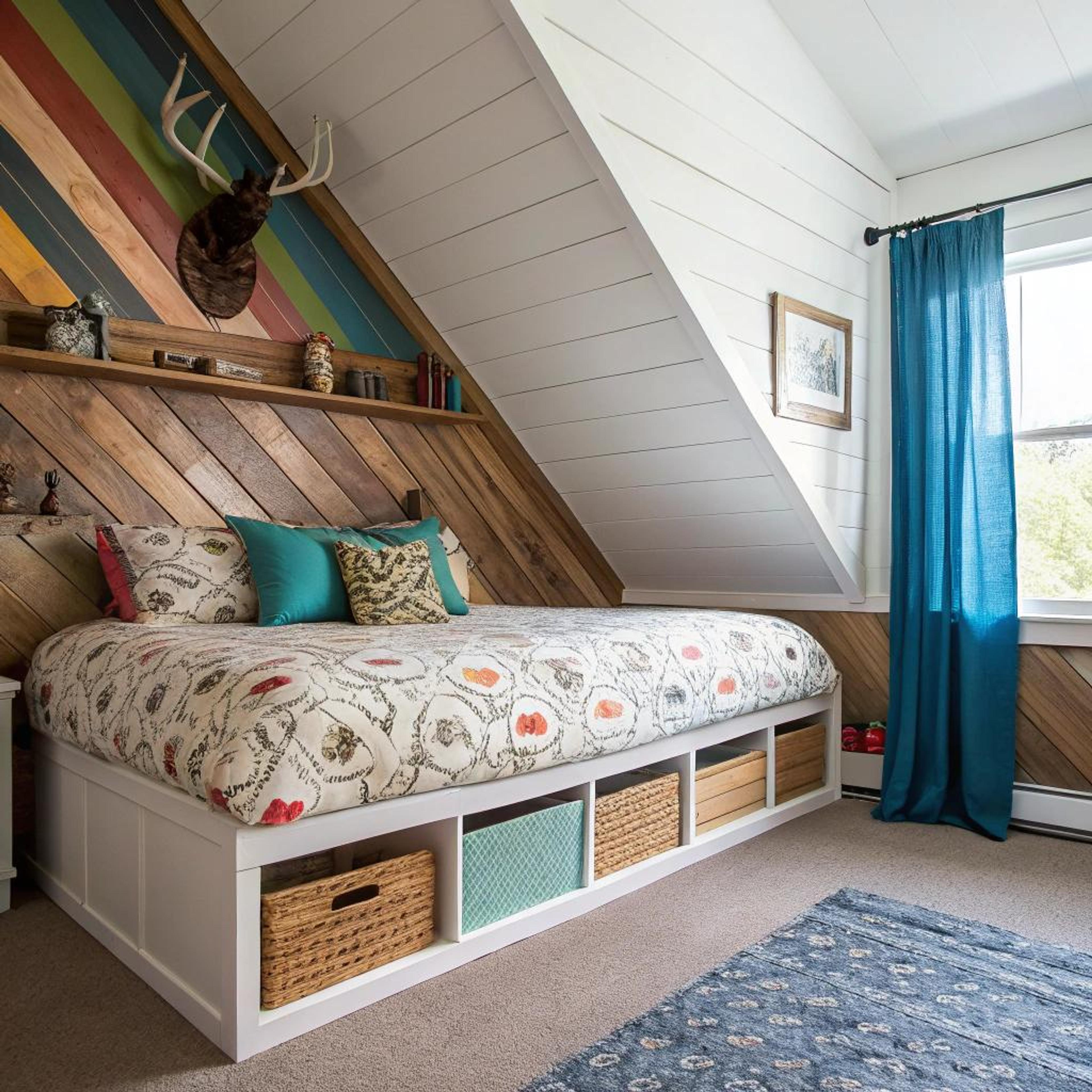 Schuine houten wand met kleur